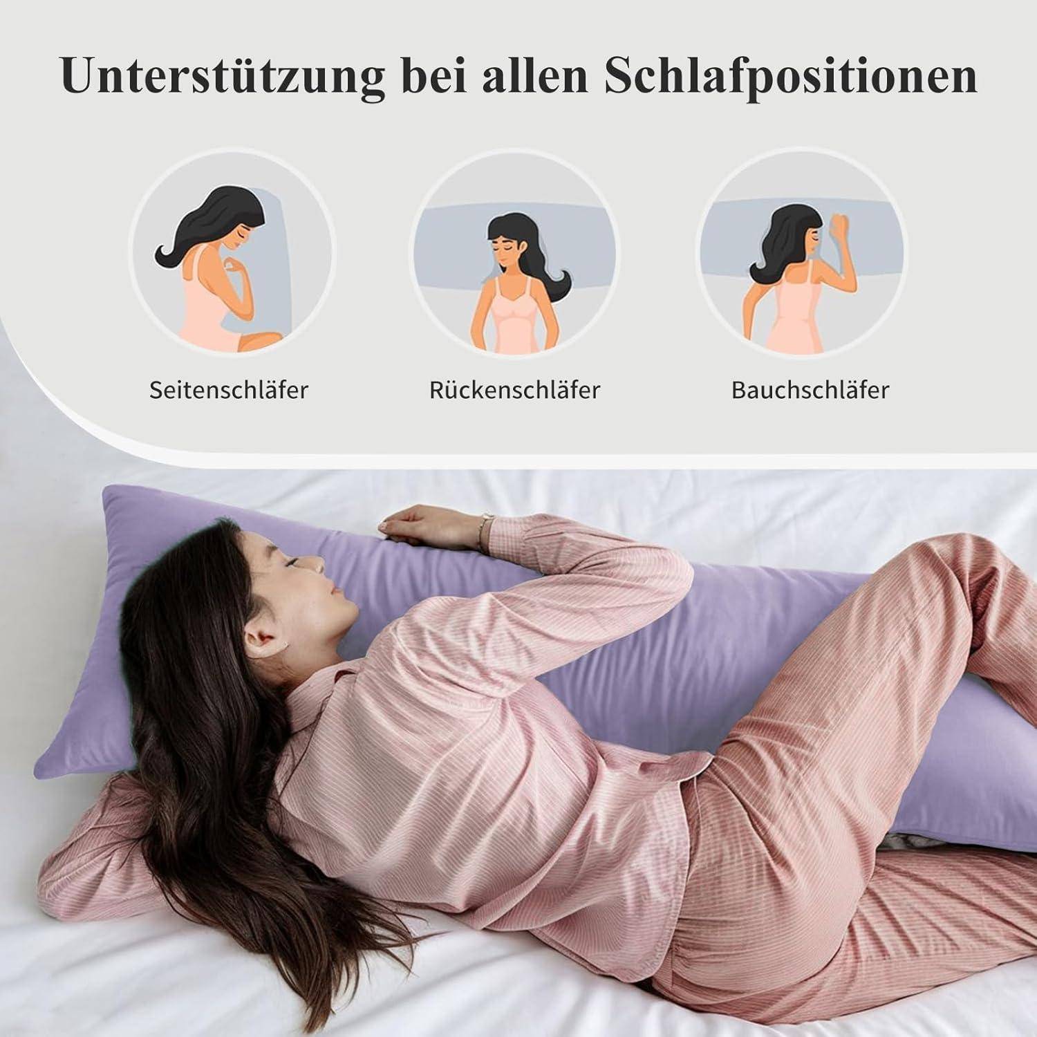 Frau in rosa Schlafanzug liegt seitlich auf einem lila Kissen. Darüber befinden sich Illustrationen, die Unterstützung für Seiten-, Rücken- und Bauchschläfer zeigen.
