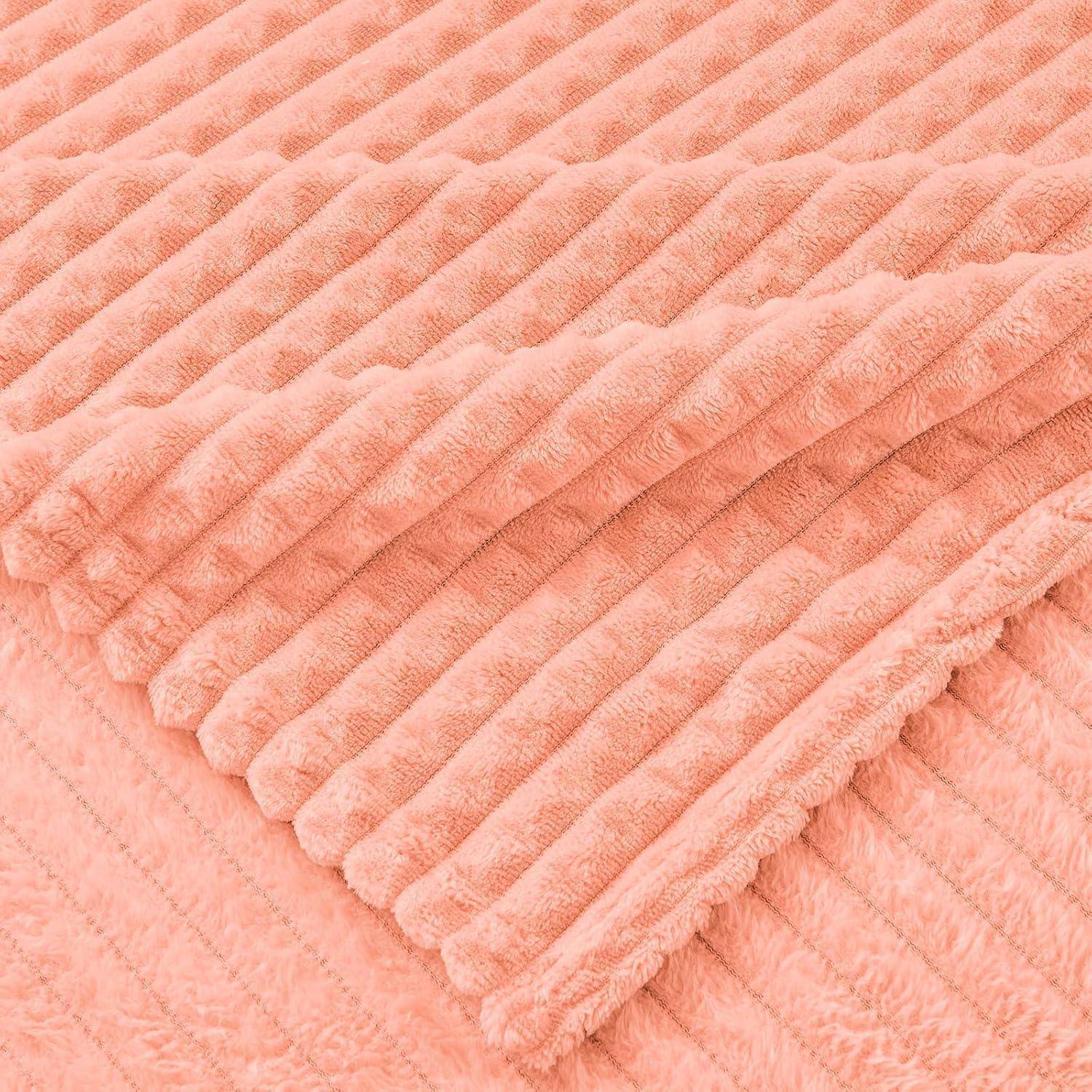 Nahaufnahme eines weichen, strukturierten rosa Stoffs mit einem gerippten Muster, die Details und Tiefe des Materials zeigt.