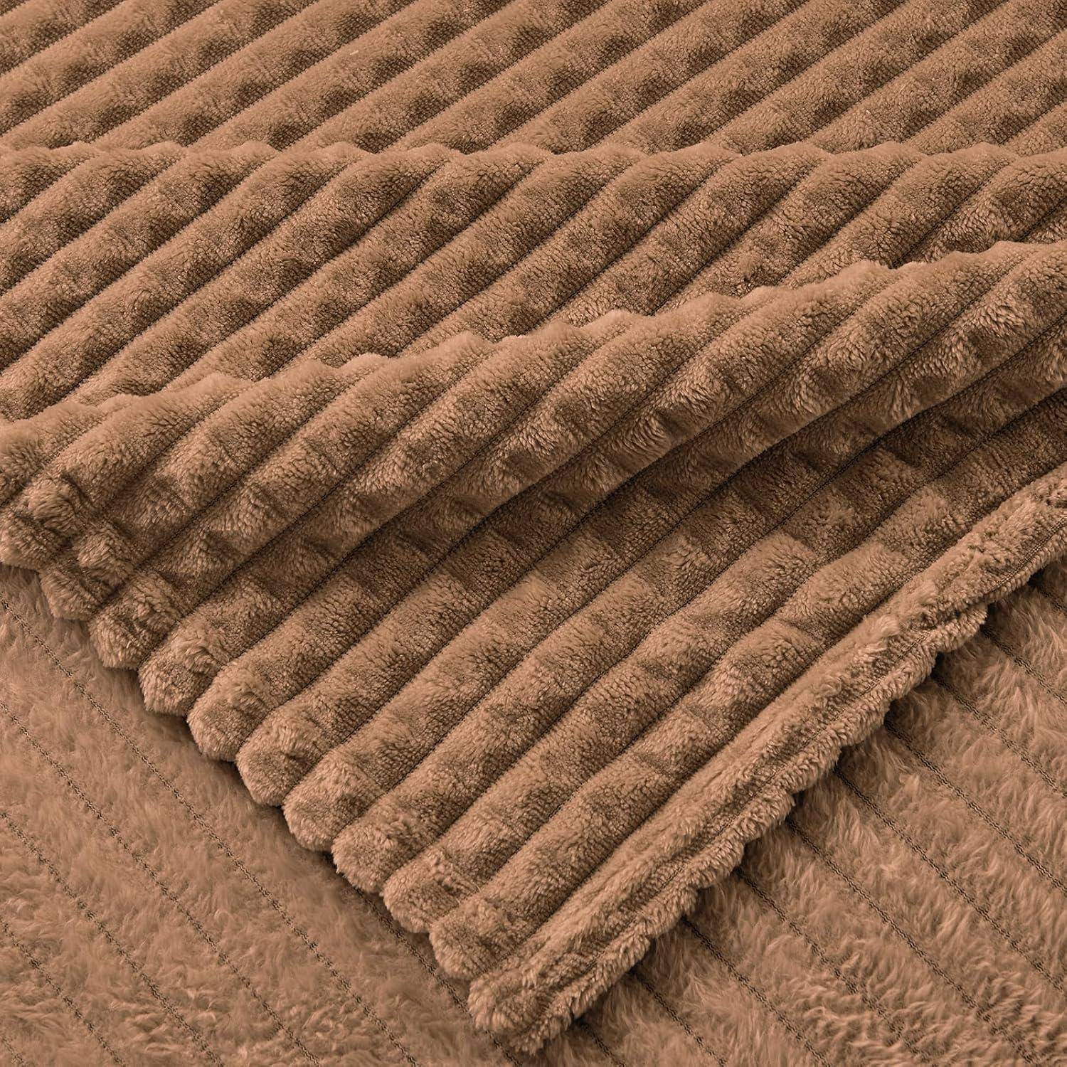 Eine Nahaufnahme einer gefalteten, gerippten braunen Stoffdecke, die deren Textur und Design hervorhebt.