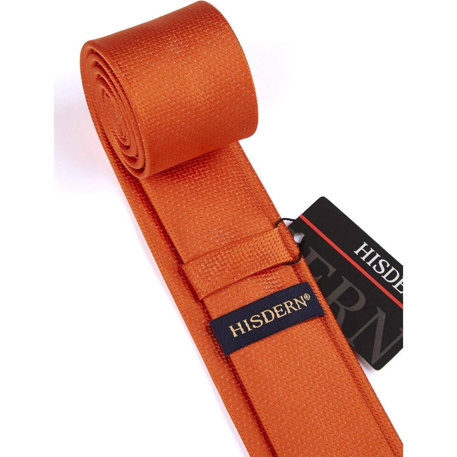 Orange HISDERN Krawatte mit Struktur, versehen mit einem passenden Etikett, aufgerollt und bereit für formelle Kleidung, die Stil und Eleganz betont.