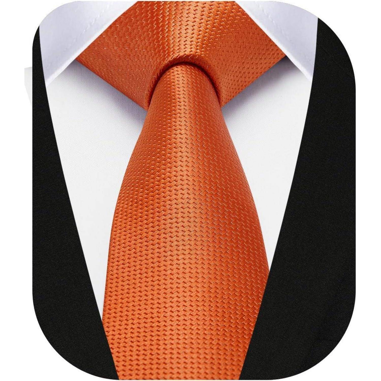 Ein Nahaufnahmebild zeigt eine orange strukturierte Krawatte, die mit einem weißen Hemd und einem schwarzen Sakko getragen wird und formelle Kleidung andeutet.