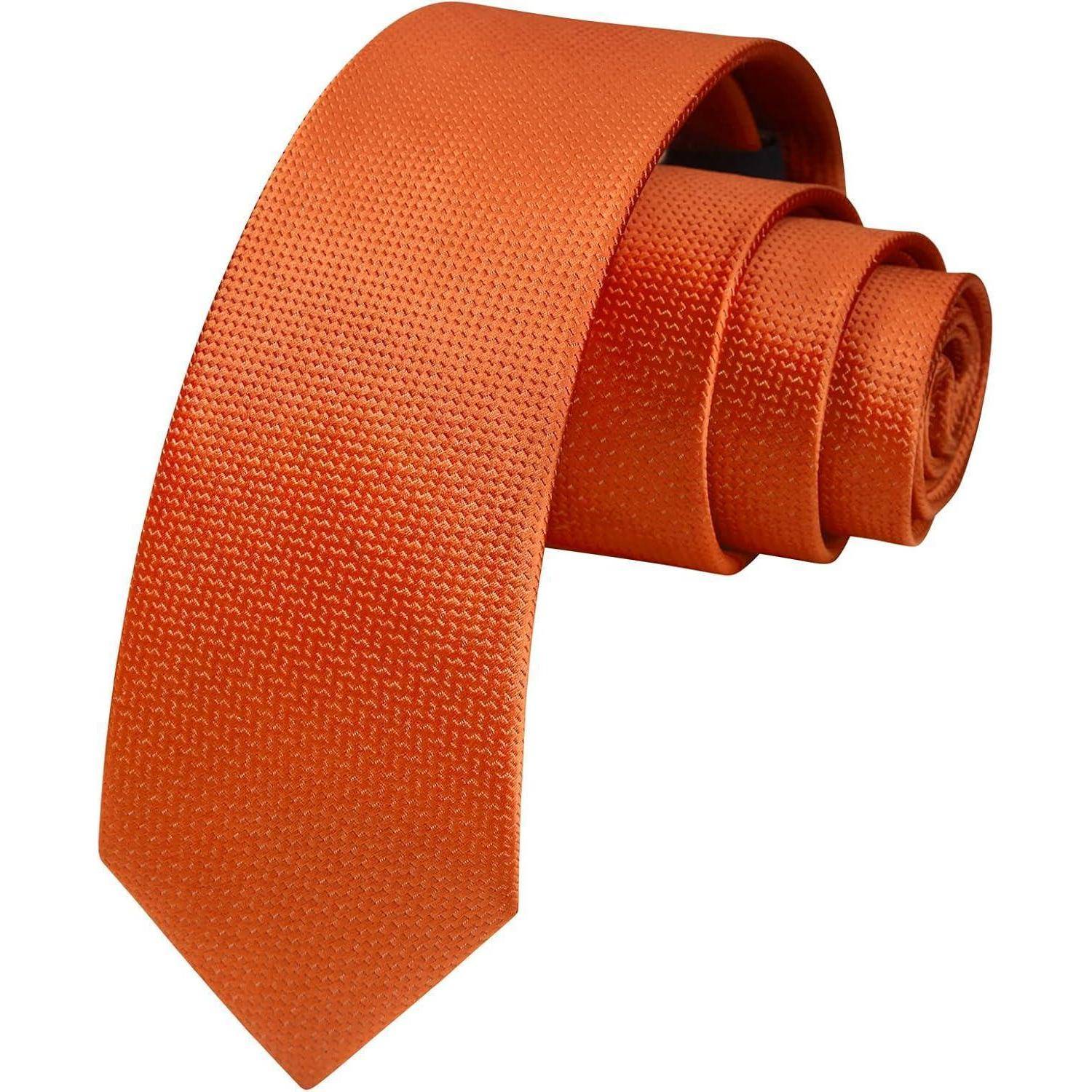 Eine orange strukturierte Krawatte, aufgerollt auf weißem Hintergrund, die ihr Muster und die Stoffqualität präsentiert.