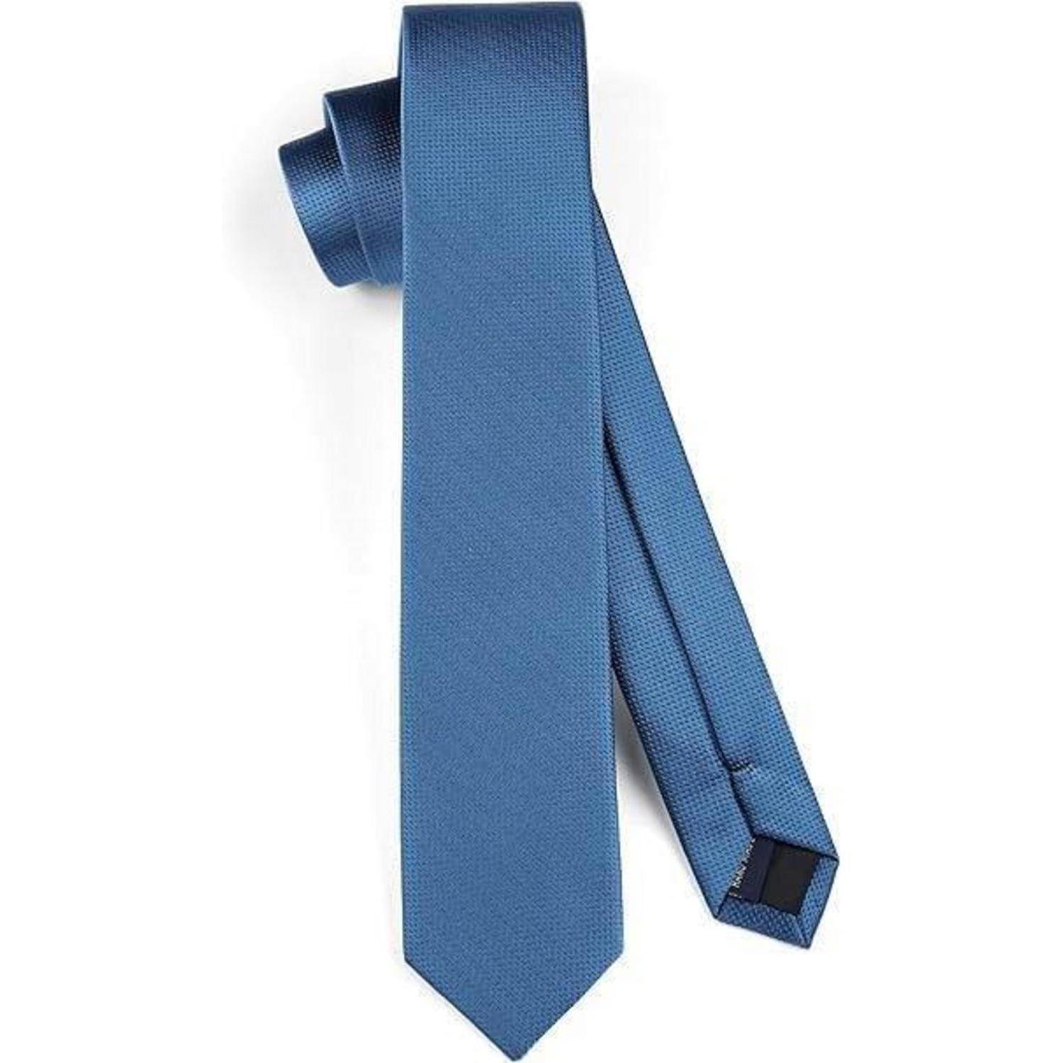 Eine blaue Krawatte mit einer dezenten Struktur, oben leicht gerollt, die einen klassischen, eleganten Auftritt zeigt.