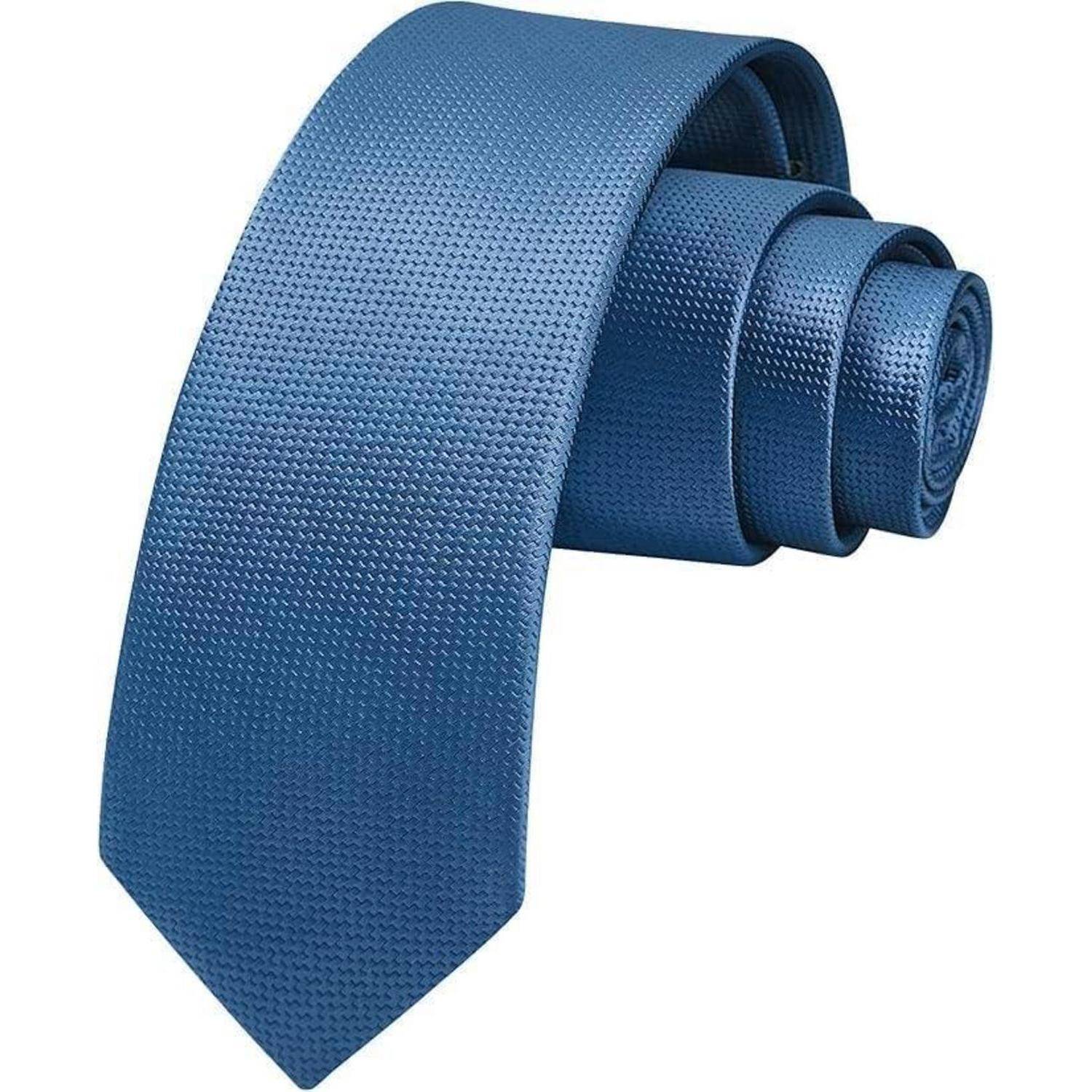 Eine blaue, strukturierte Krawatte, ordentlich aufgerollt, mit einem breiteren Ende ausgelegt, die ein subtiles Muster zeigt, das sich für formelle Kleidung eignet.