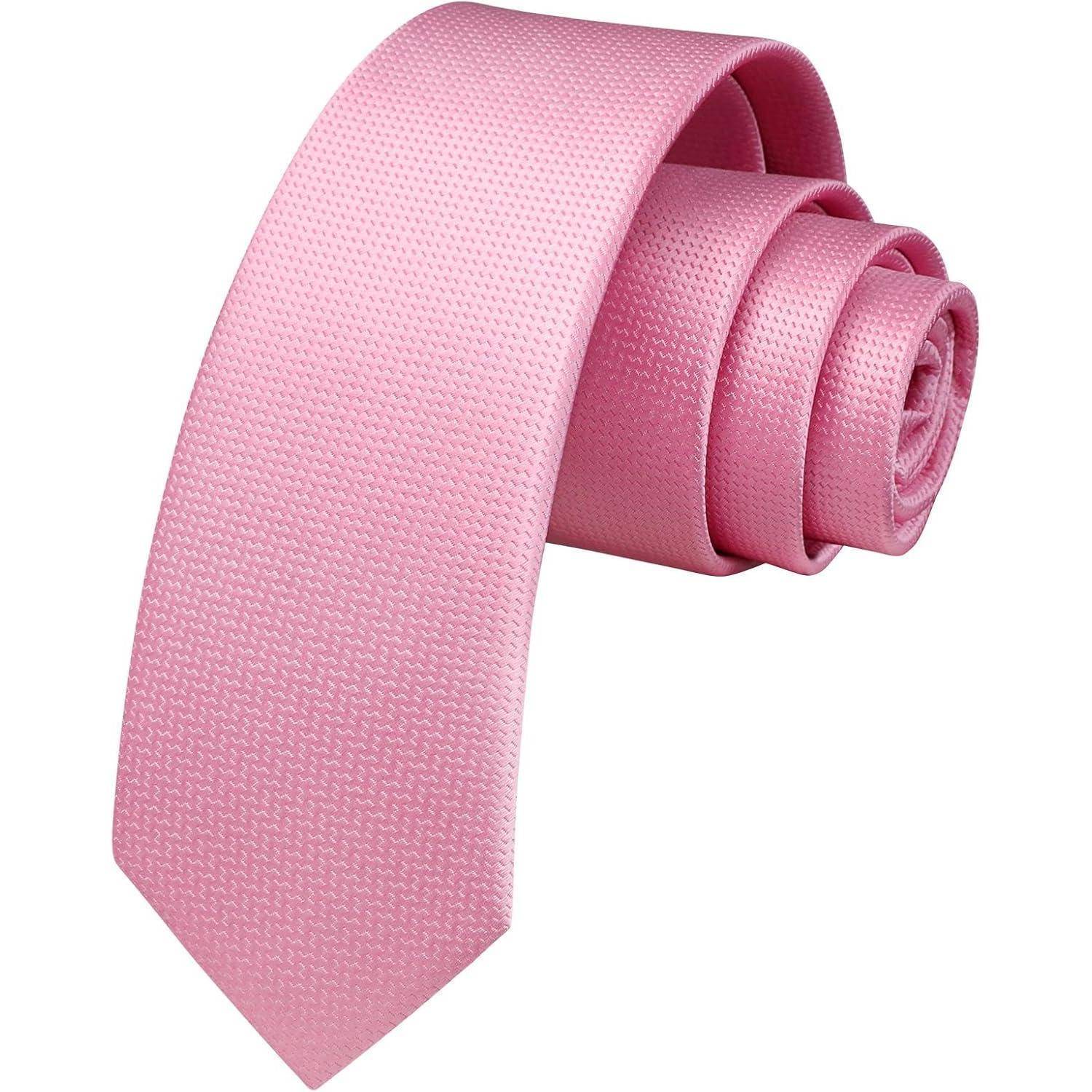 Eine rosa Seidenkrawatte, ordentlich aufgerollt, mit einem dezenten strukturierten Muster.
