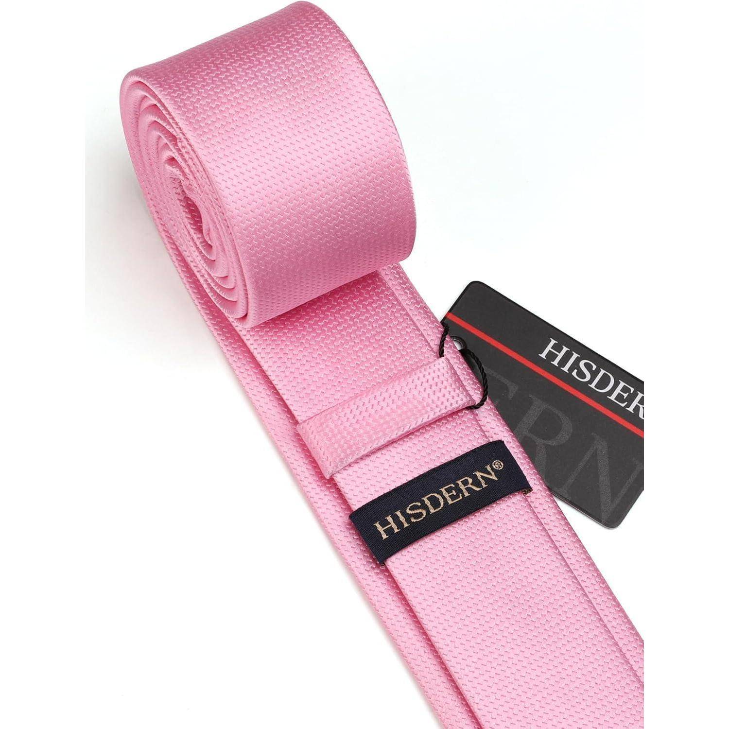 Eine rosa Krawatte mit einem 'HISDERN' Etikett und Anhänger, flach ausgelegt mit einem sauber aufgerollten Ende.