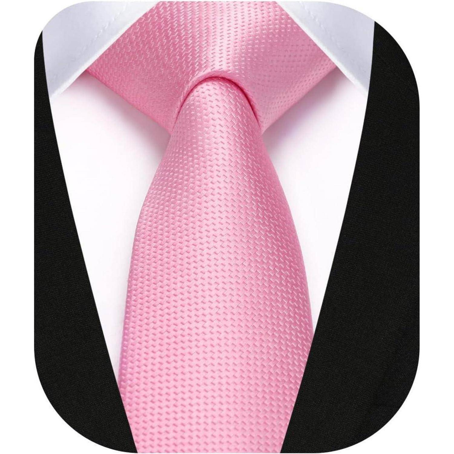 Ein Nahaufnahmebild einer rosa strukturierten Krawatte, ordentlich zu einem Knoten gebunden, kombiniert mit einem weißen Hemd und einer schwarzen Anzugsjacke.