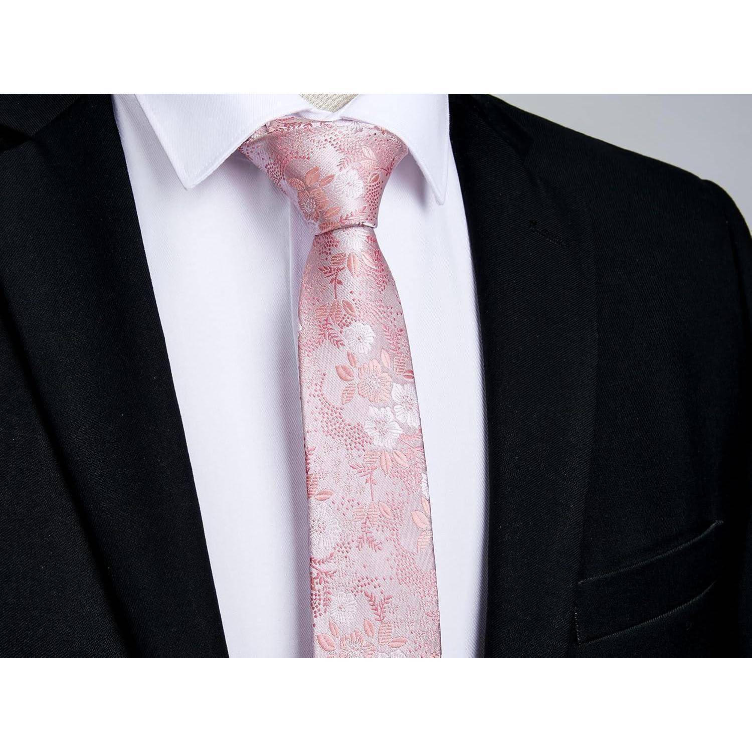 Eine Person, die einen schwarzen Anzug mit einem weißen Hemd und einer pinken Blumenprint-Krawatte trägt.