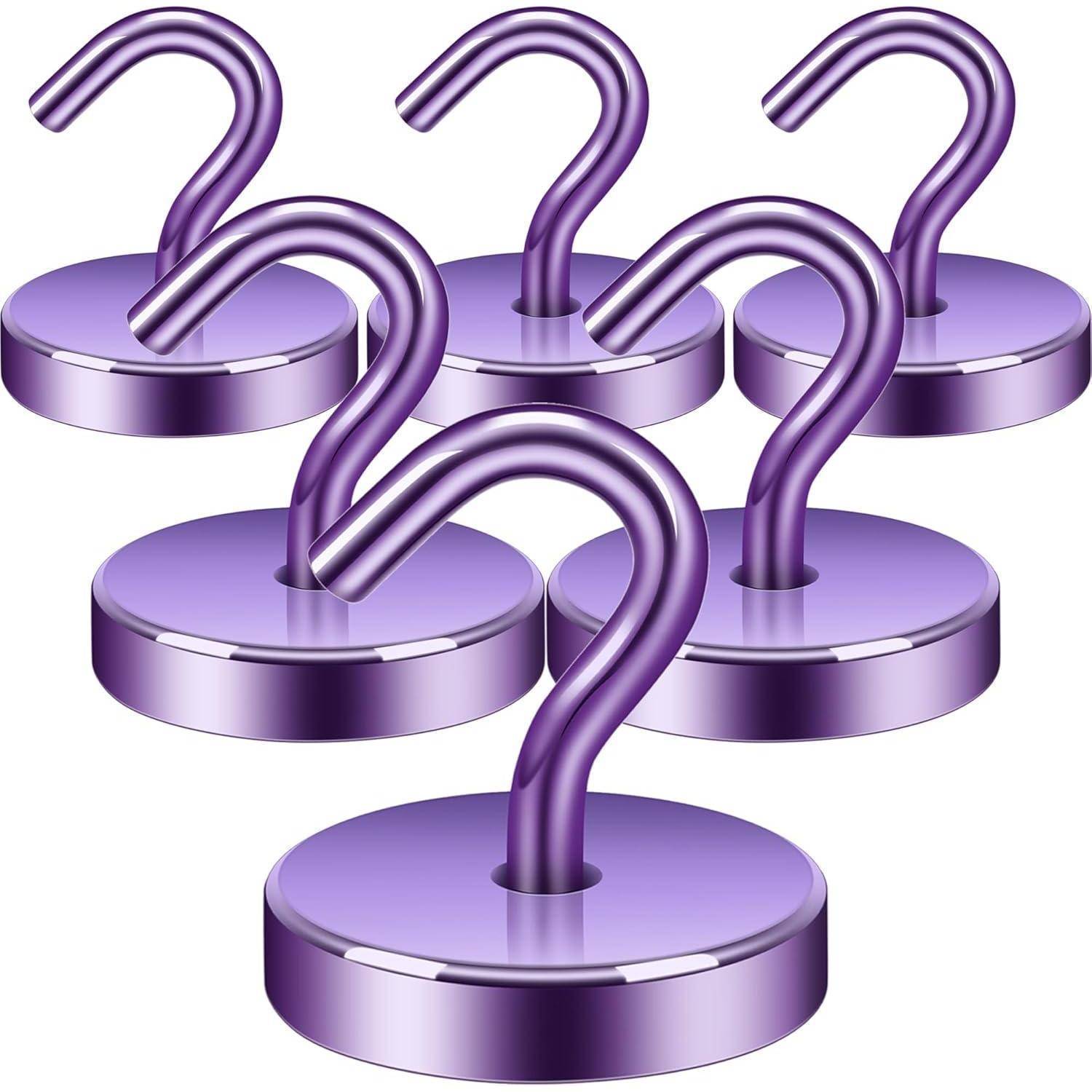 Fünf violette magnetische Haken mit geschwungenen Oberkanten sind zu einer Gruppe angeordnet und zeigen ihr Design und ihre metallische Oberfläche.