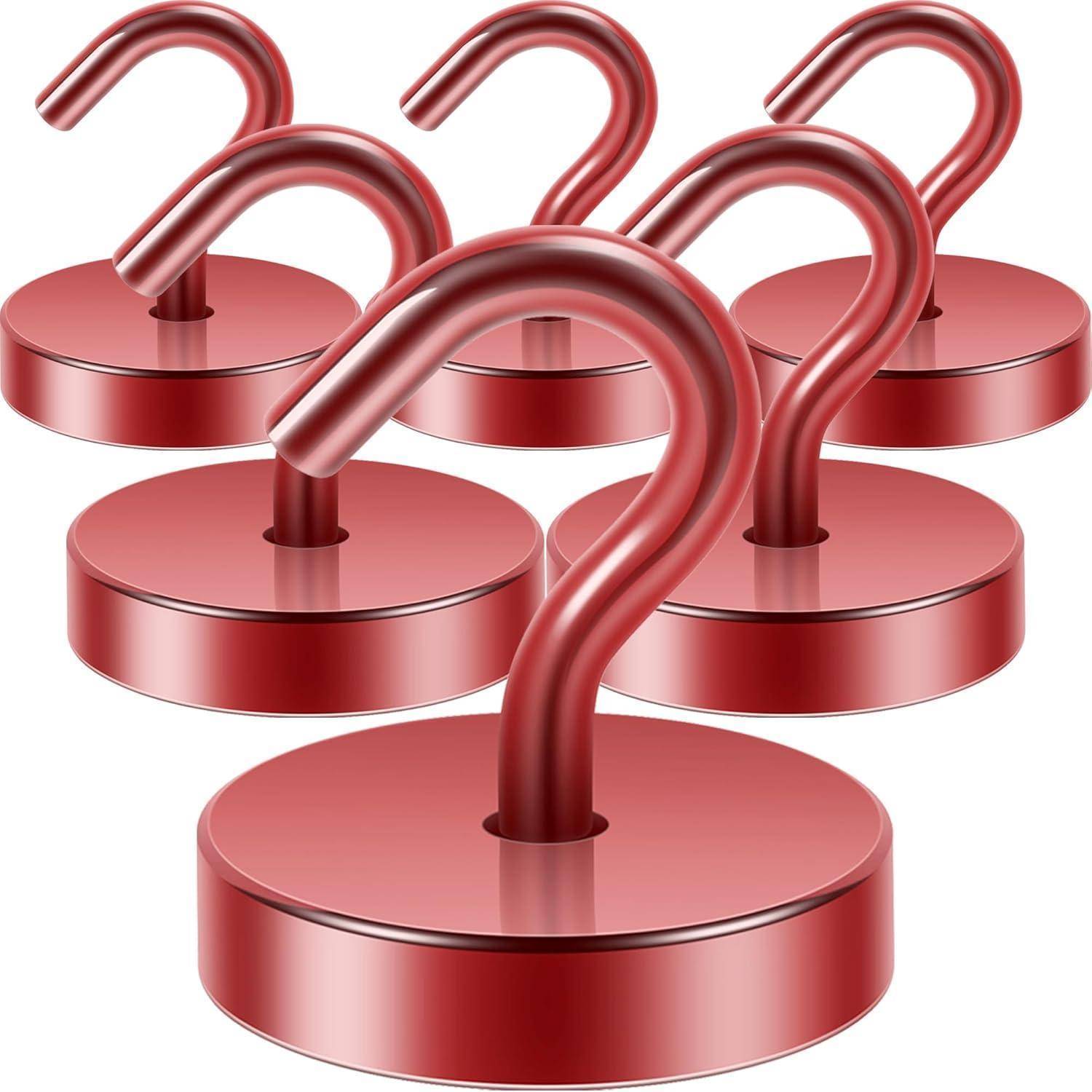 Fünf rote magnetische Haken mit abgerundeten Basen, in einer versetzten Formation angeordnet. Jeder Haken ist nach oben gebogen und zum Aufhängen von Gegenständen konzipiert.