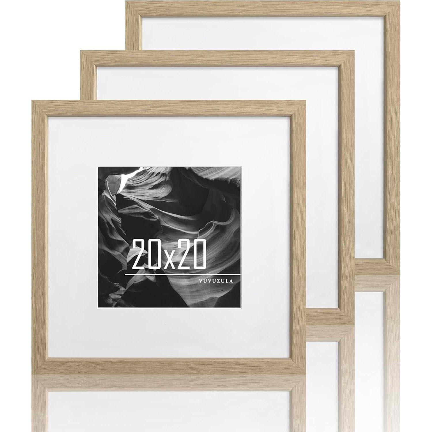 Drei überlappende Fotorahmen aus hellem Holz, in denen jeweils ein schwarzweißes abstraktes Bild zu sehen ist. Der vordere Rahmen zeigt '20x20' und 'Vovuzula'.