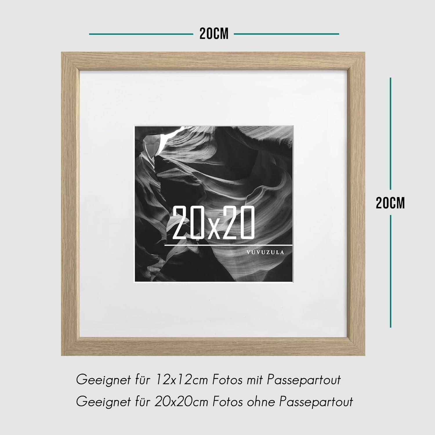 Gerahmter Druck mit '20x20' Text und abstraktem schwarz-weißem Design; äußere Abmessungen 20x20 cm, geeignet für verschiedene Fotogrößen.