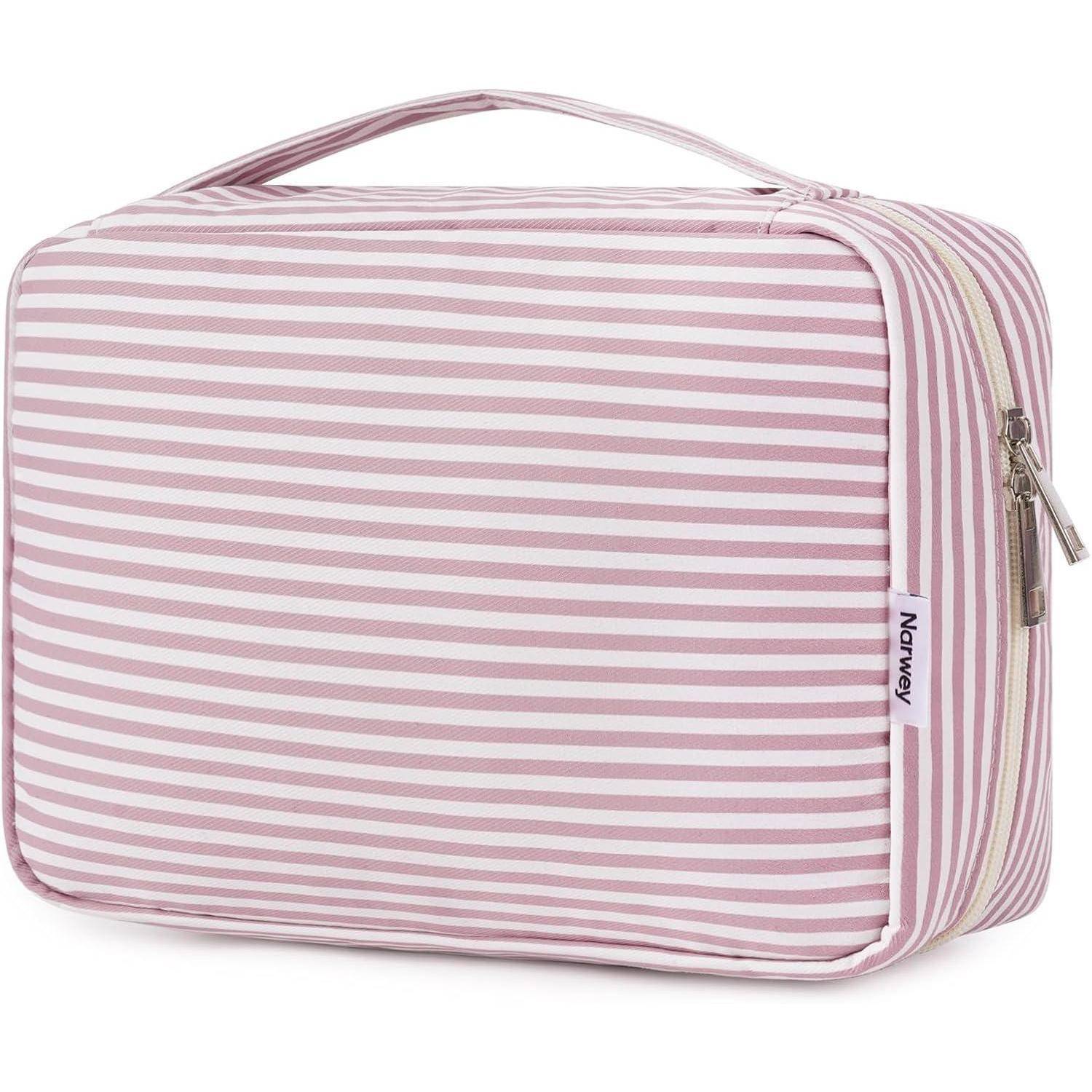 Eine rosa-weiß gestreifte Stofftasche mit Henkel und Reißverschluss oben, mit der Aufschrift 