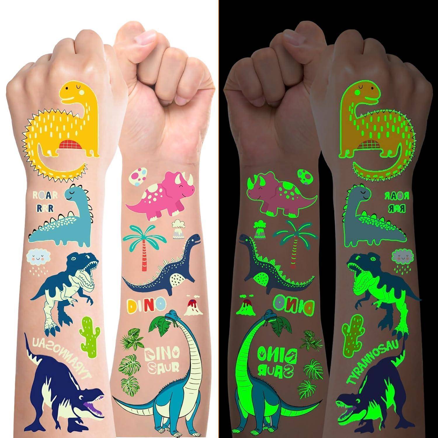 Kinderarme mit bunten Dinosaurier-Motiv-Tattoos; zwei Tagesdesigns und zwei leuchtende Nachtdesigns mit verschiedenen Dinosaurier-Illustrationen und verspieltem Text.