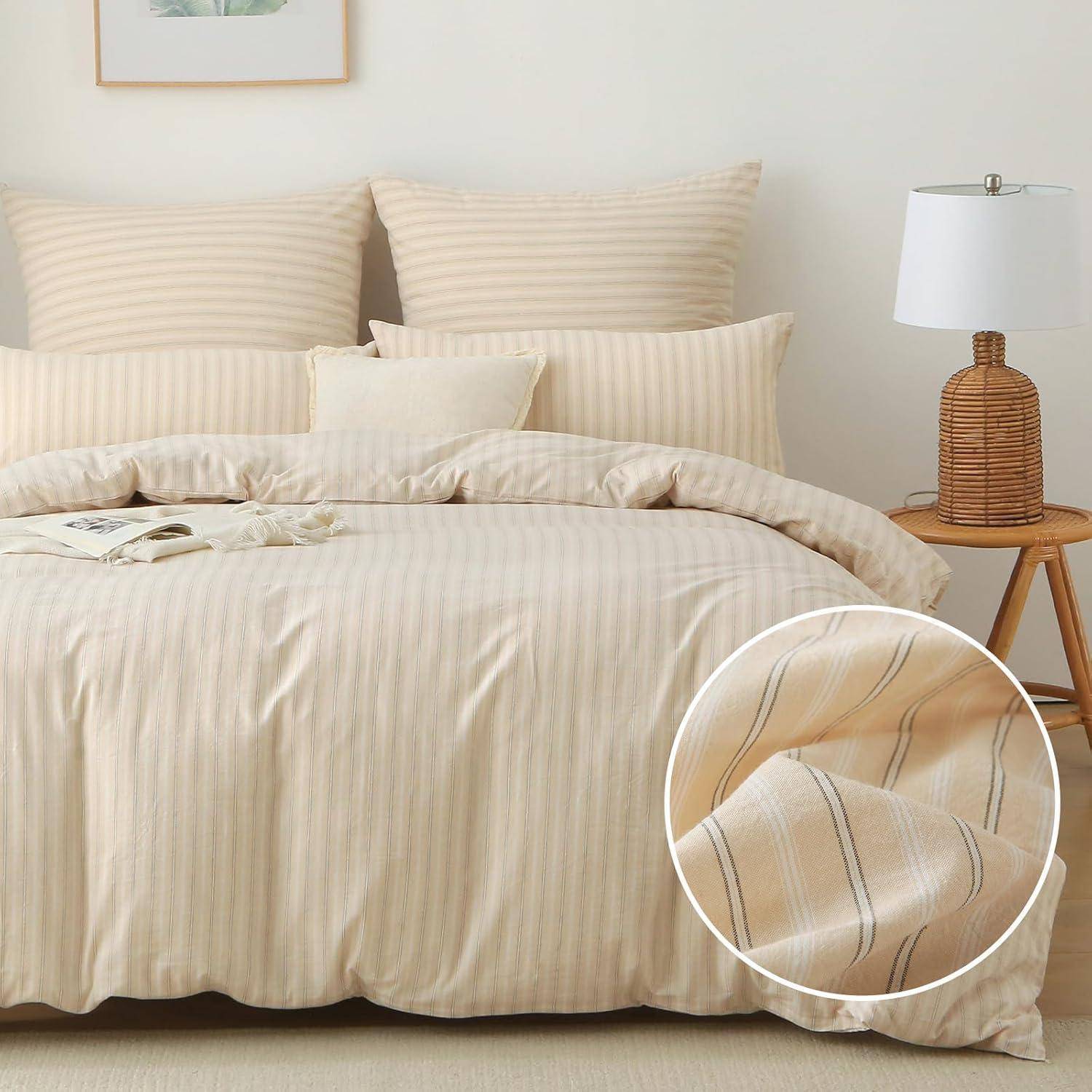 Ein ordentlich gemachtes Bett mit beige gestreifter Bettwäsche, einschließlich Kissen, Decke und Bettdecke. Nahaufnahme zeigt detaillierte Gewebestruktur.