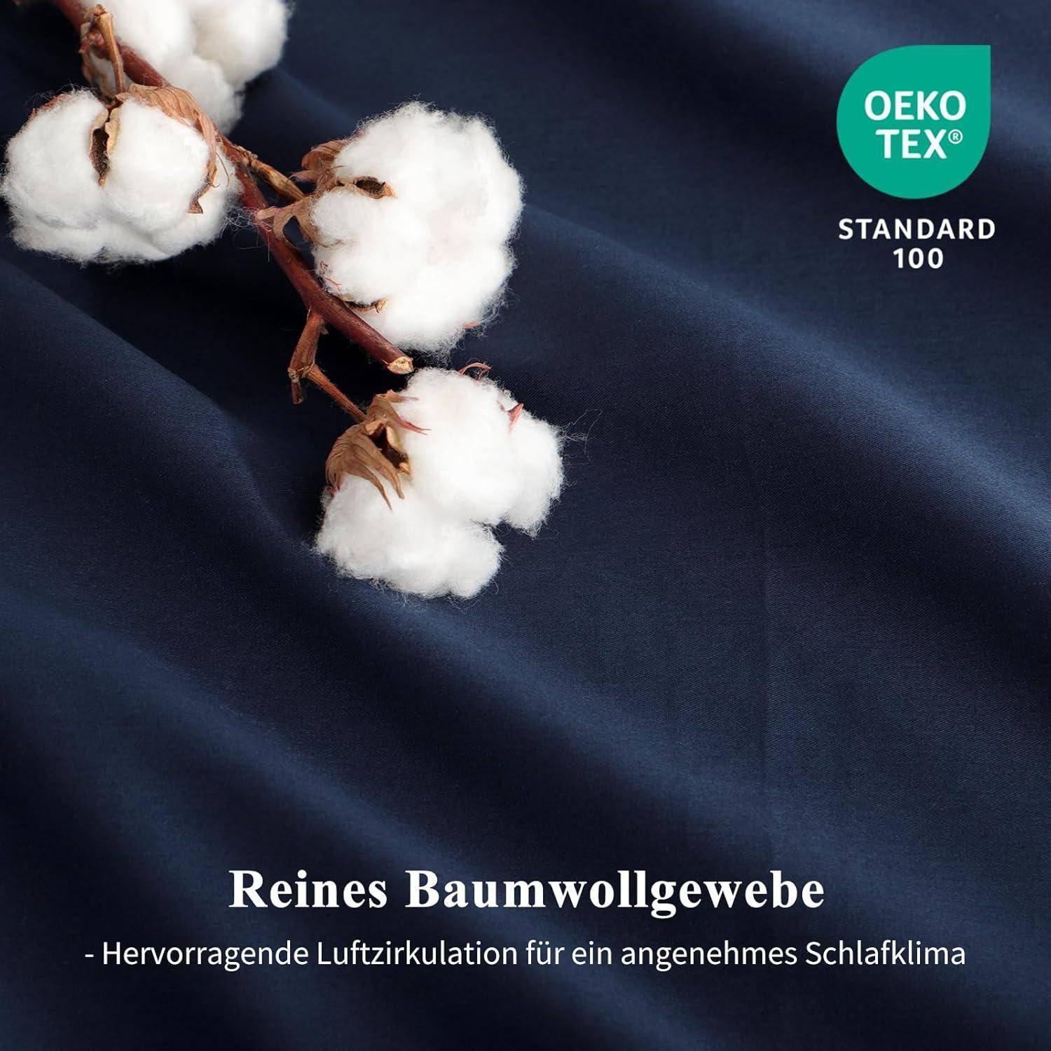 Zweig einer Baumwollpflanze auf dunklem Stoff mit 'OEKO-TEX STANDARD 100' Etikett und Text 'Reines Baumwollgewebe - Hervorragende Luftzirkulation für ein angenehmes Schlafklima'.