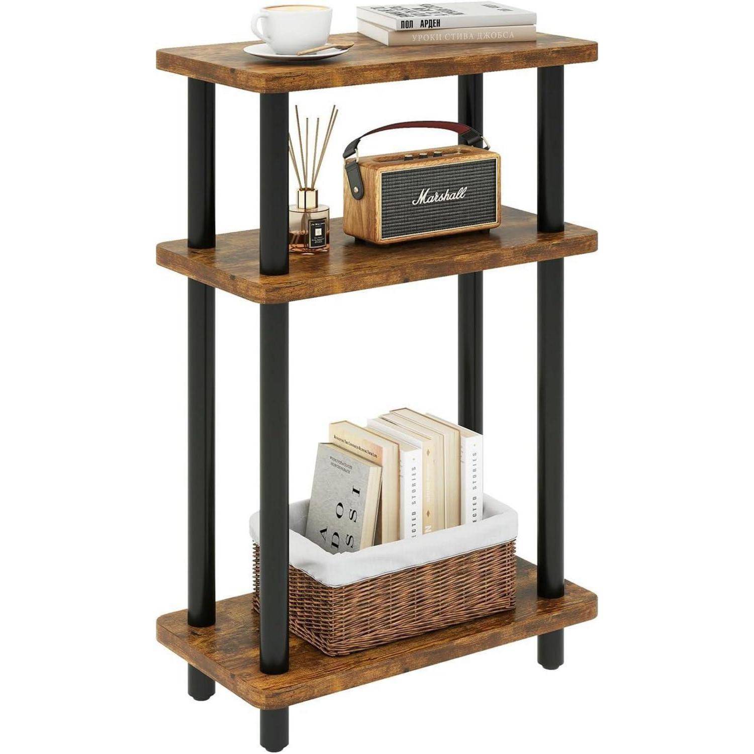 Ein dreistufiges Holzregal trägt eine Tasse und einen Teller oben, ein Vintage-Radio in der Mitte und Bücher in einem Korb auf dem unteren Regal.