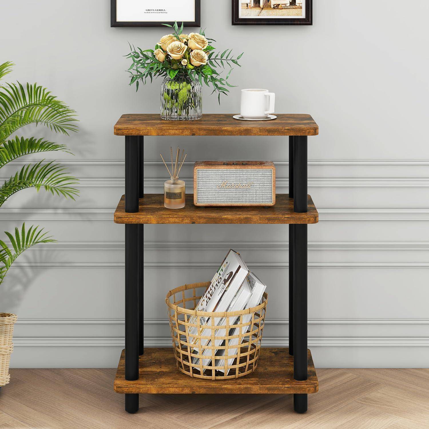 Dreilagiges Holzregal mit einer Vase mit Blumen, einem Retroradio auf dem mittleren Regal und einem Zeitungskorb auf dem untersten Regal.