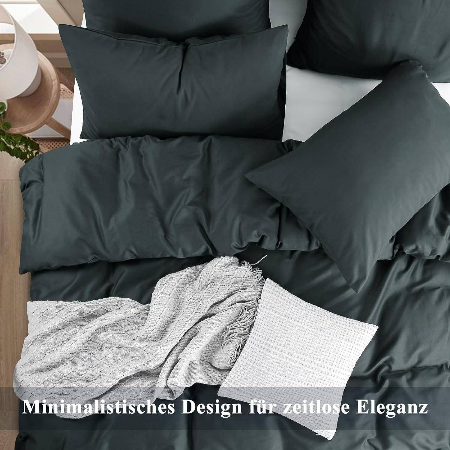 Ein ordentlich gemachtes Bett mit einer dunklen Bettdecke, weißem Kissen und grauer Decke. Text lautet: Minimalistisches Design für zeitlose Eleganz.