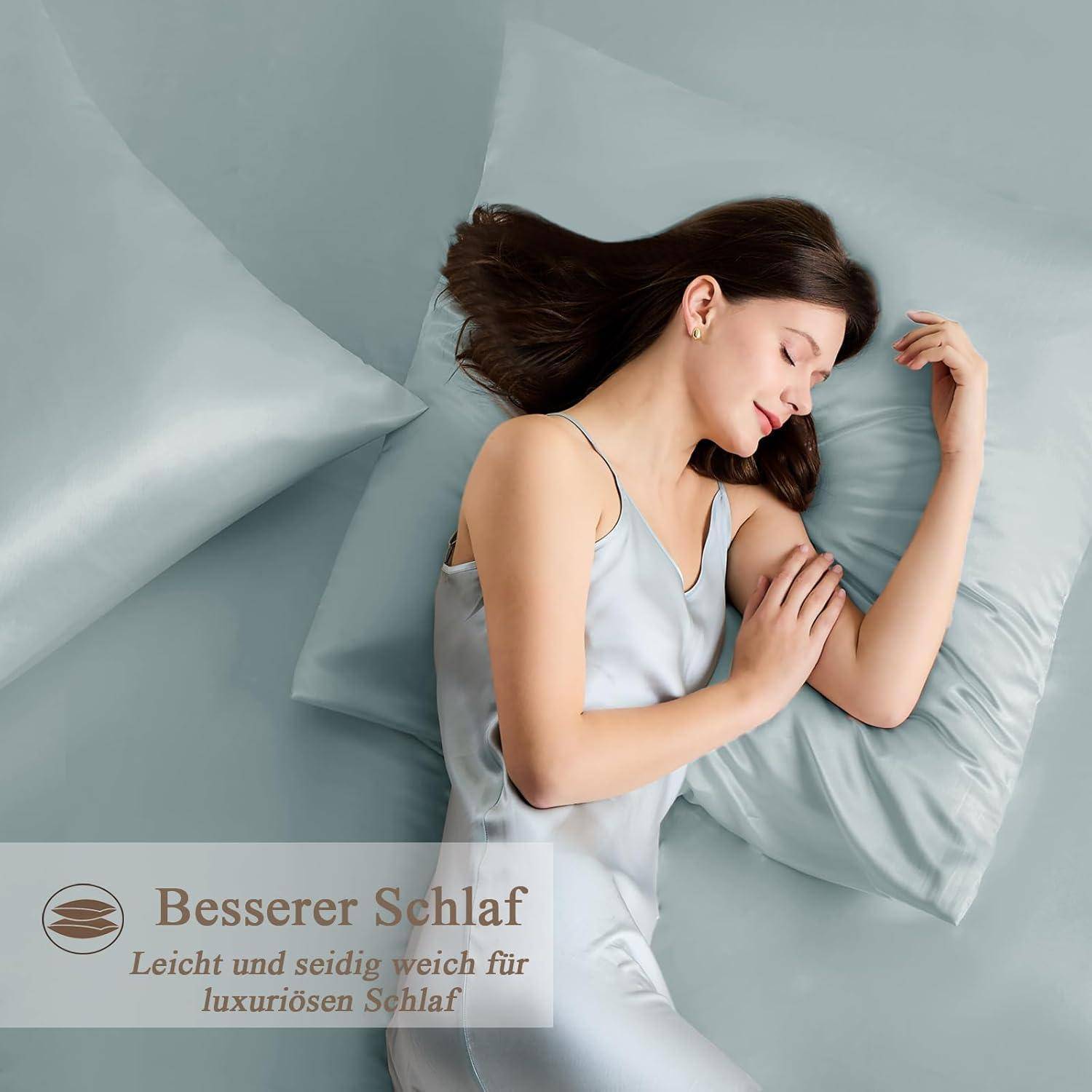Eine Frau schläft friedlich auf einem Bett mit hellblauen seidigen Laken. Der Text lautet: 'Besserer Schlaf. Leicht und seidig weich für luxuriösen Schlaf.