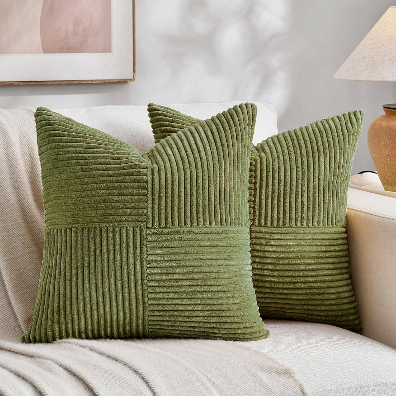 Zwei grüne geriffelte Kissen mit Quadrantenmuster werden auf einem beigen Sofa platziert und verleihen dem Wohnzimmer eine Note von Textur und Farbe.