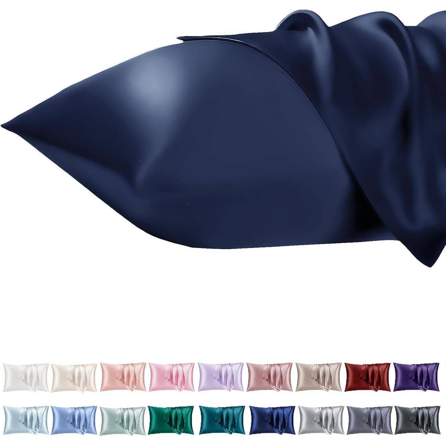 Ein dunkelblauer Seidenkissen, der über einer Reihe kleinerer Kissen in verschiedenen Farben ausgestellt ist und eine Vielfalt an Stoffoptionen präsentiert.