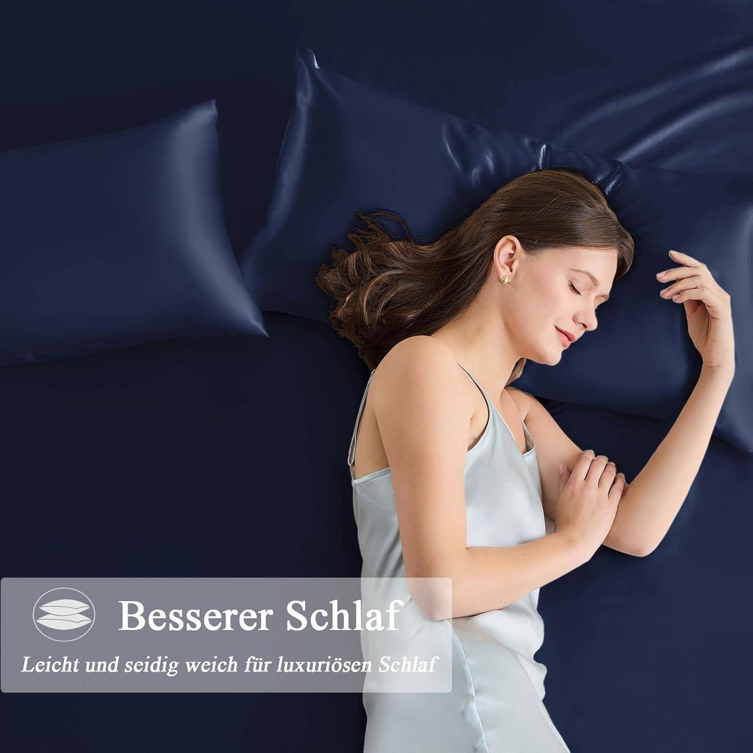 Eine Person in weißer Schlafkleidung ruht friedlich auf einem blauen Bett. Der Text lautet: 'Besserer Schlaf - Leicht und seidig weich für luxuriösen Schlaf'.
