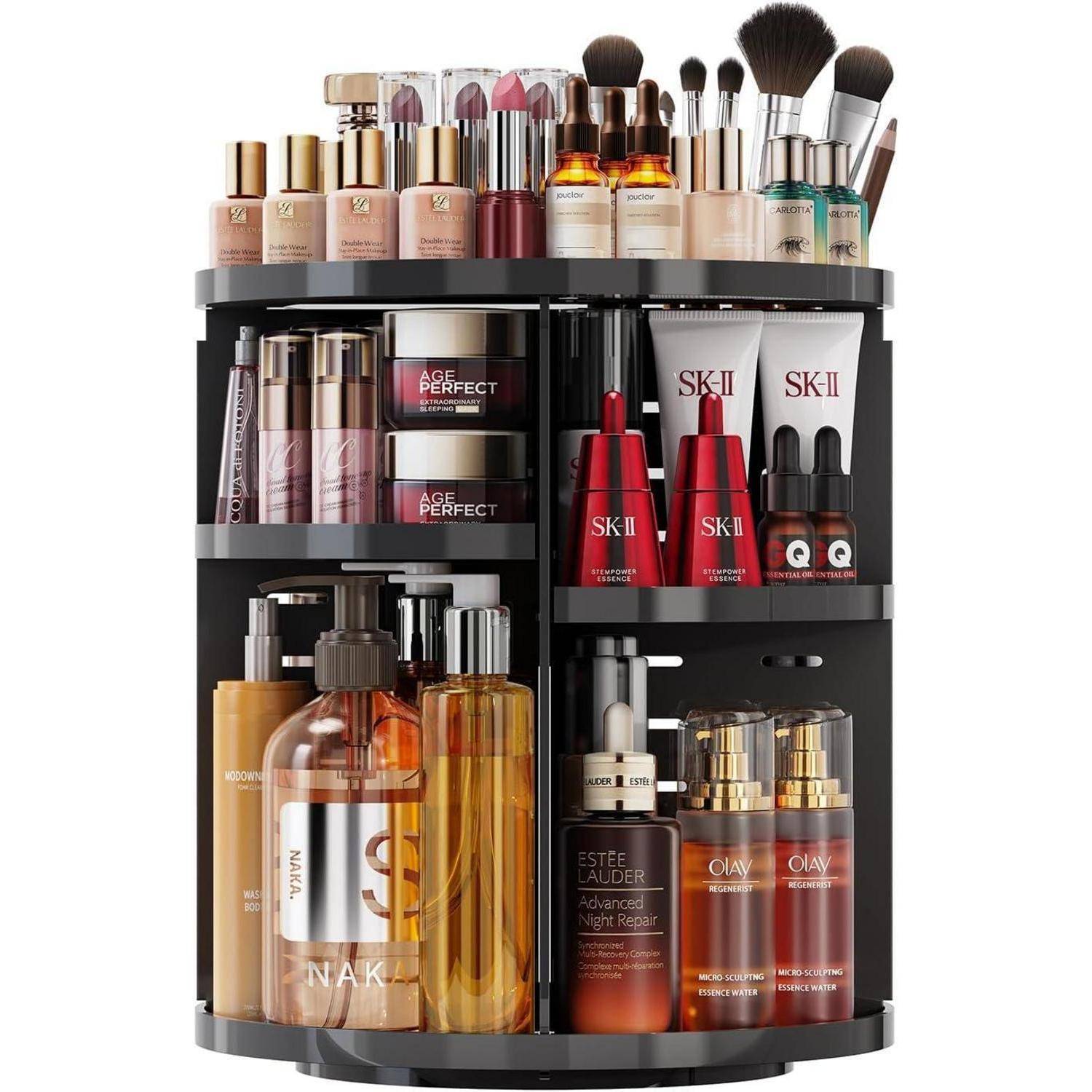 Drehbarer Make-up-Organizer mit mehreren Ebenen, auf denen verschiedene Hautpflege- und Kosmetikprodukte präsentiert werden, darunter Flaschen, Gläser und Pinsel.