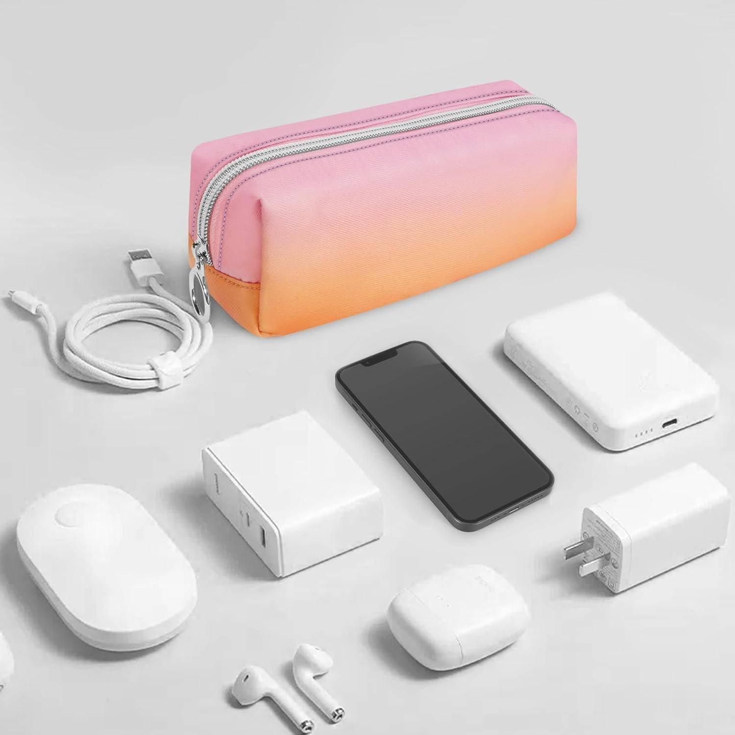Eine Tasche mit Pastellfarbenverlauf, umgeben von elektronischen Zubehörteilen, einschließlich Kabeln, einem Smartphone, Powerbanks, einer Maus, Ohrhörern und Ladegeräten.