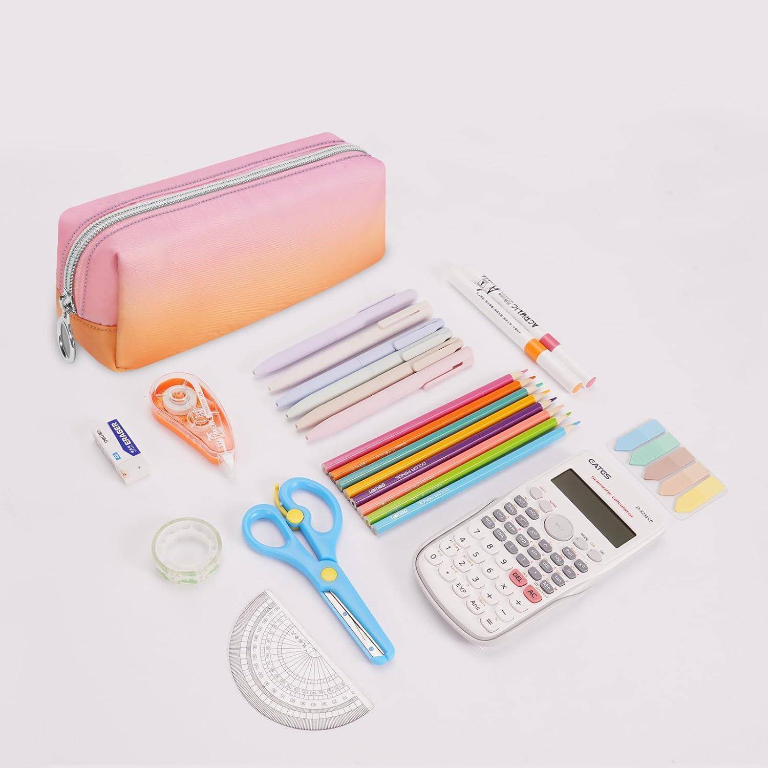 Eine Pastellstift-Federtasche ist umgeben von bunten Stiften, Bleistiften, Scheren, einem Winkelmesser, einem Taschenrechner, Haftnotizen und Korrekturband.