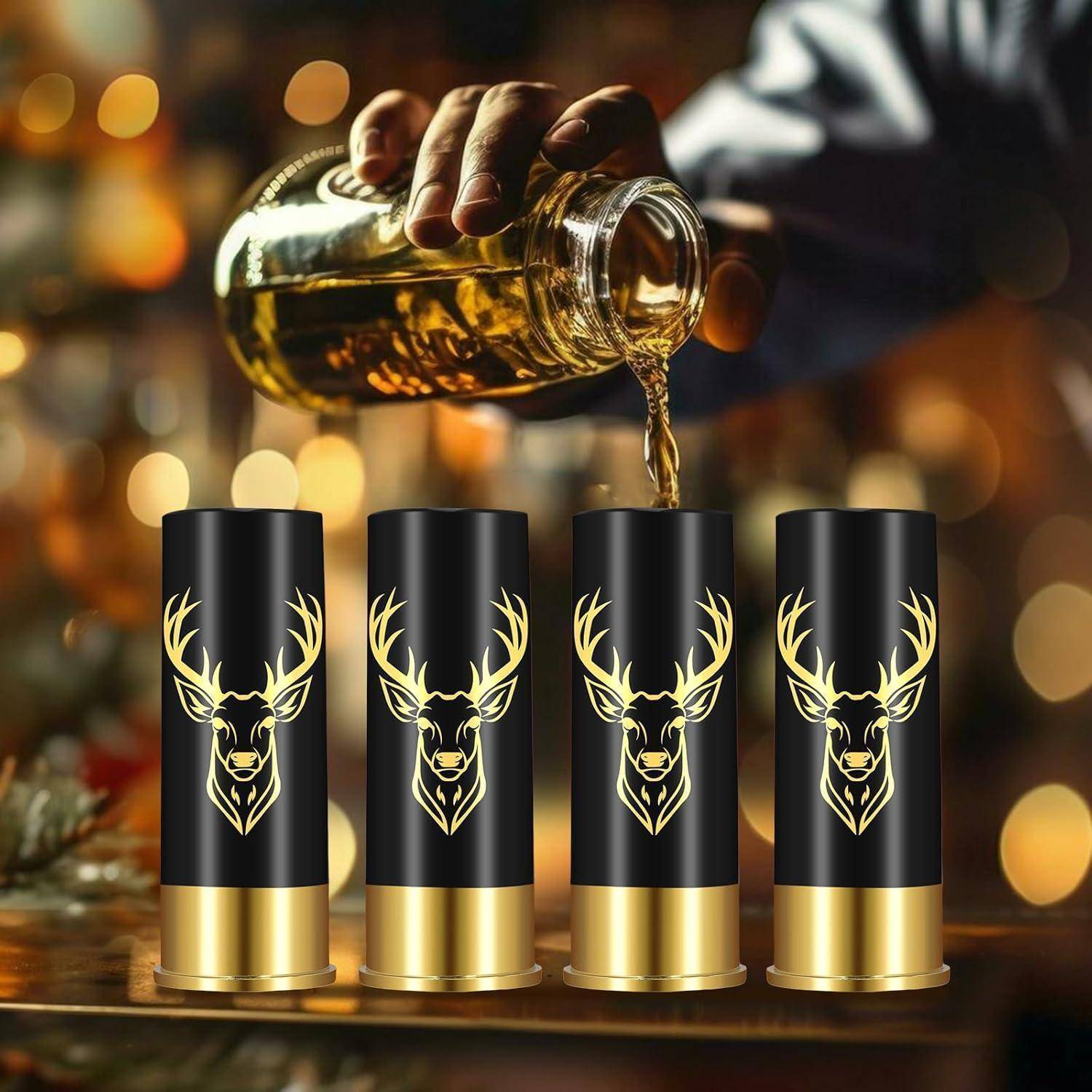 Eine Hand gießt Whiskey in ein Glas; vier schwarze und goldene Dosen mit einem Hirsch-Logo sind im Vordergrund angeordnet, mit einem unscharfen Barbintergrund.