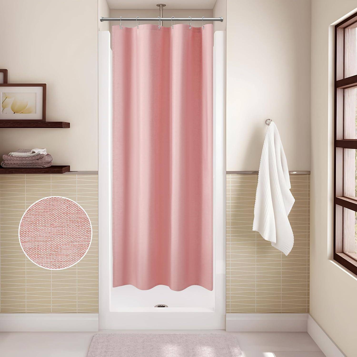 Ein Badezimmer mit einem rosa Duschvorhang, einem weißen Handtuch, das an einer beigen Wand hängt, und einer kreisförmigen Nahaufnahme, die die Stoffstruktur des Vorhangs zeigt.
