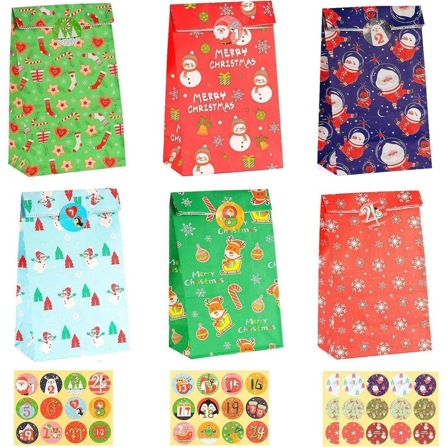 Ein Set aus sechs weihnachtlichen Geschenktüten mit verschiedenen Feiertagsdesigns, die jeweils mit einer nummerierten Etikette für einen Adventskalender verziert sind.