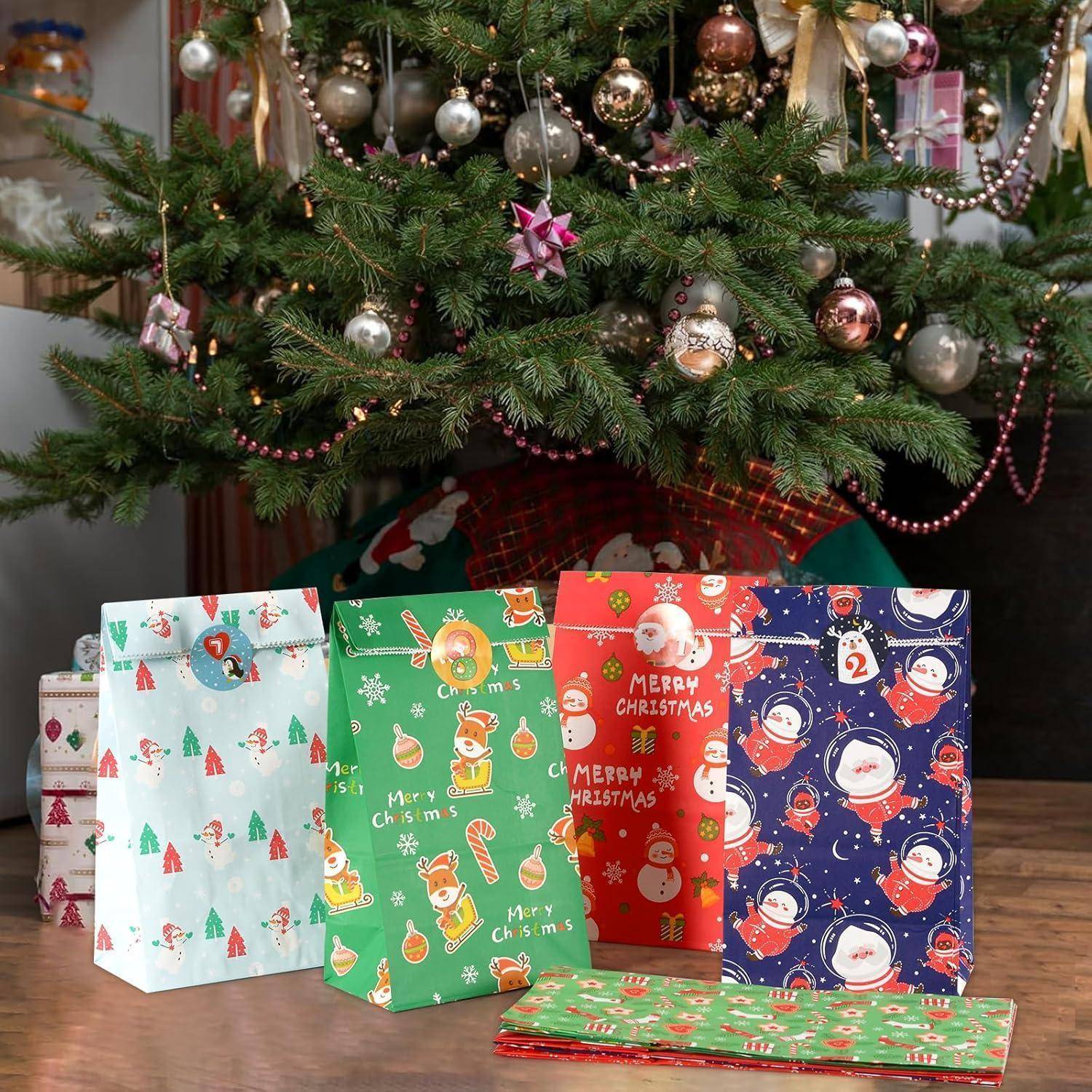 Fünf Weihnachts-Geschenktüten unter einem dekorierten Baum mit festlichen Motiven, die Schneemänner und 