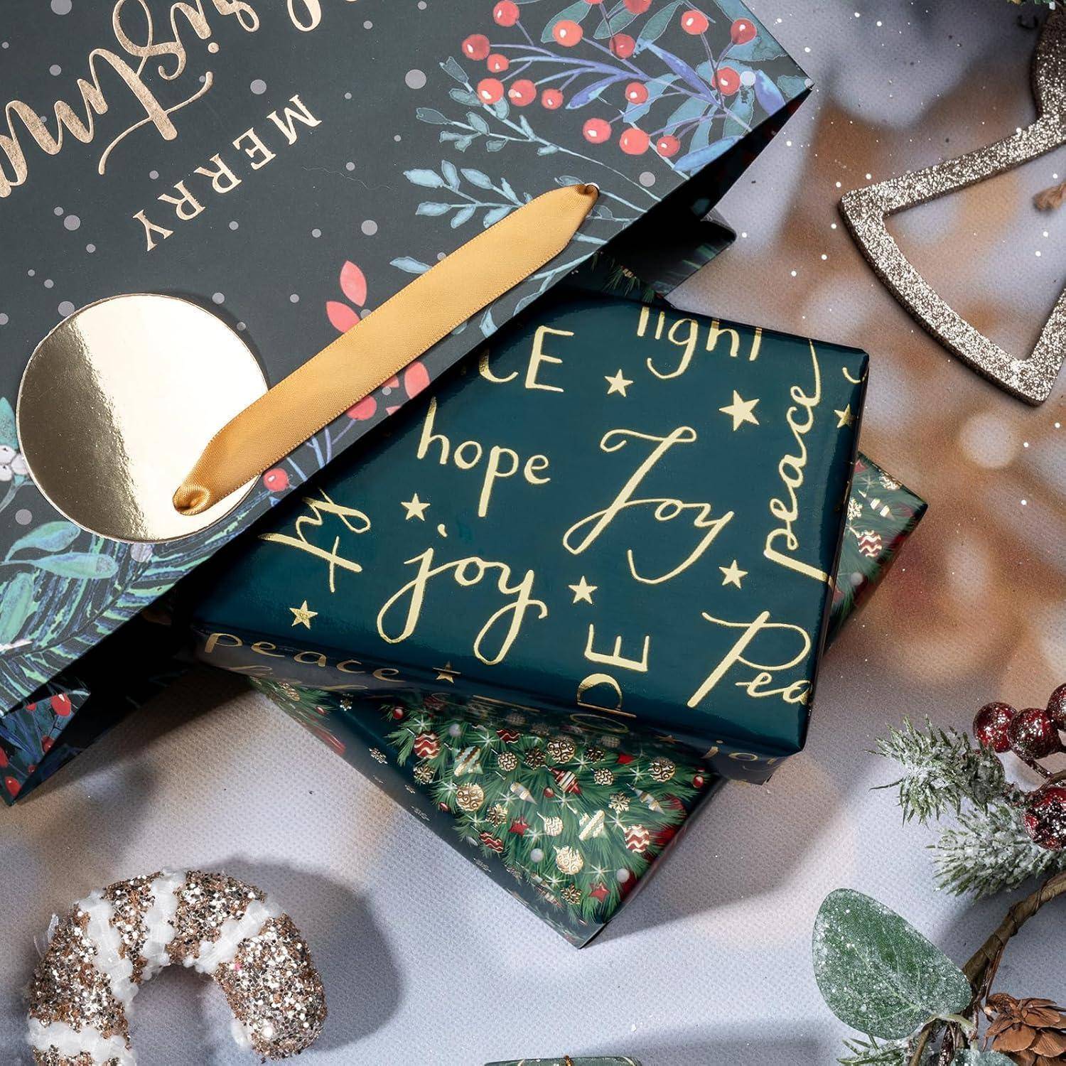 Geschenktüten und -schachteln mit festlichen Designs und Wörtern wie 