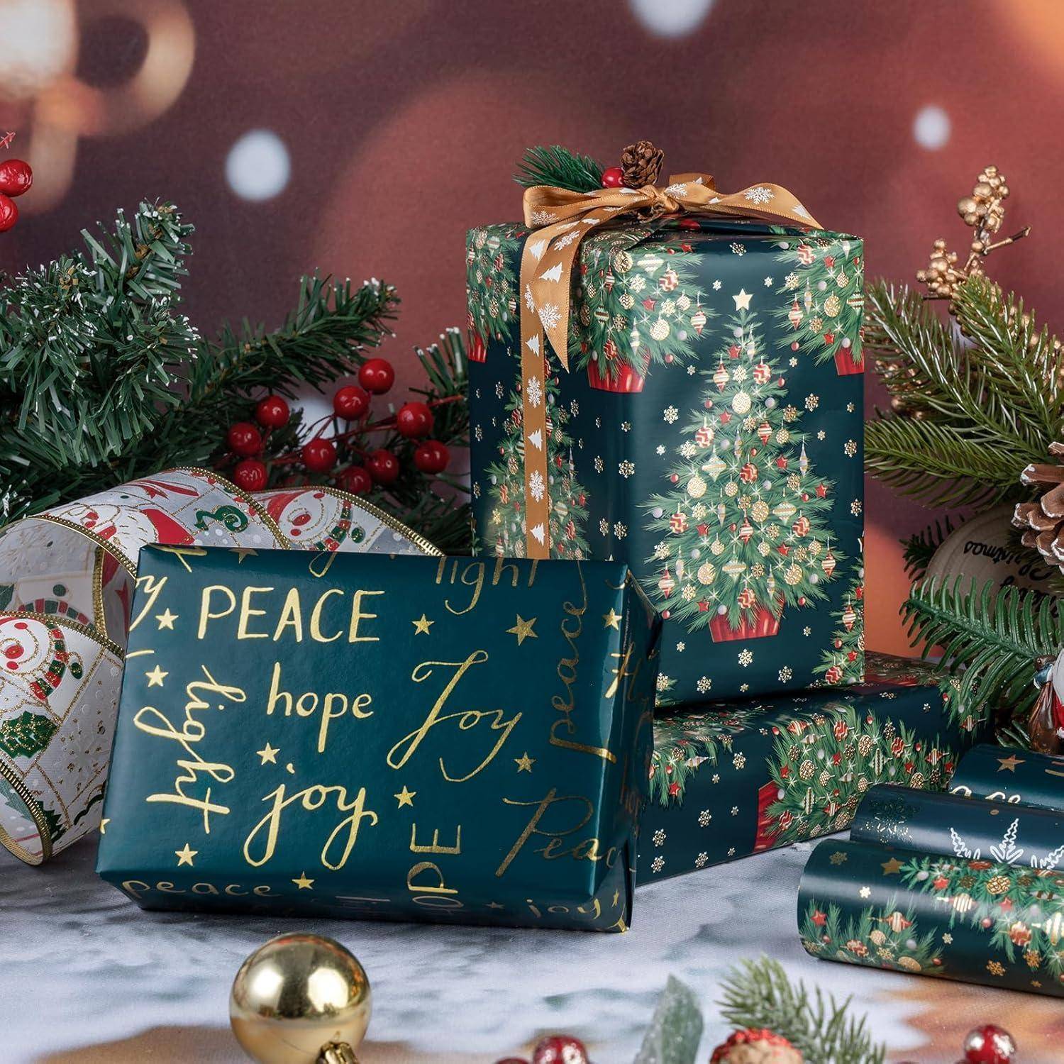 Eine festliche Anordnung von eingepackten Weihnachtsgeschenken mit Feiertagsmustern und Wörtern wie 