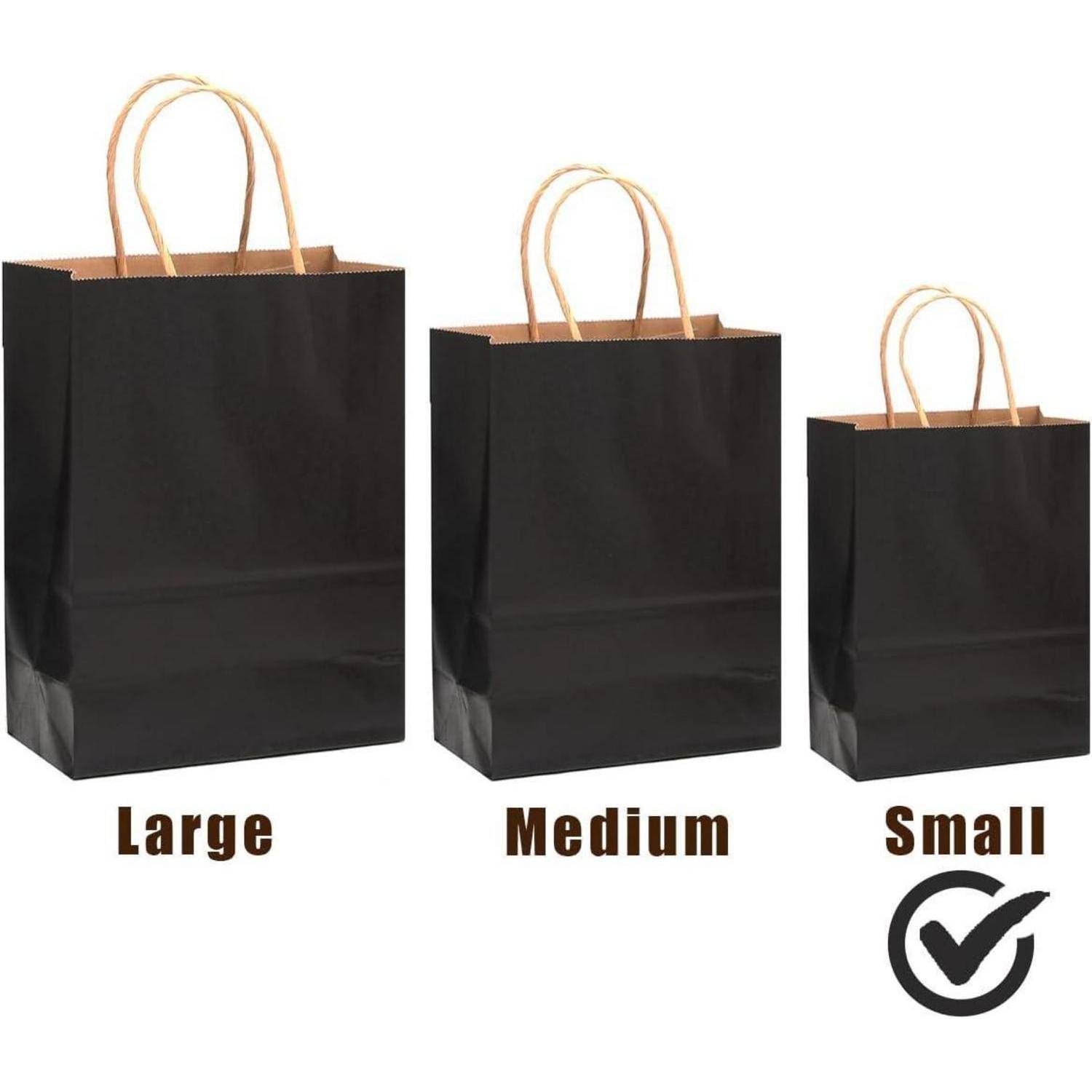 Drei schwarze Papiertüten in verschiedenen Größen, von links nach rechts mit „Groß