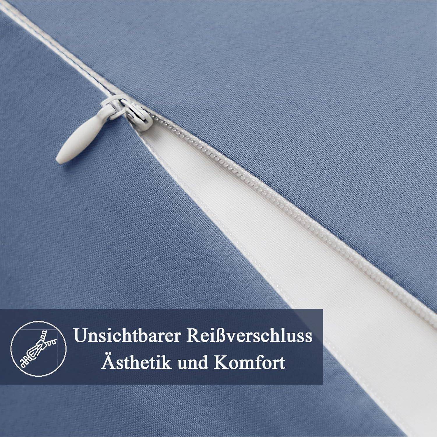 Detailaufnahme eines blauen Kissenbezugs mit einem dezenten, teilweise geöffneten Reißverschluss. Ein Etikett trägt die Aufschrift „Unsichtbarer Reißverschluss Ästhetik und Komfort