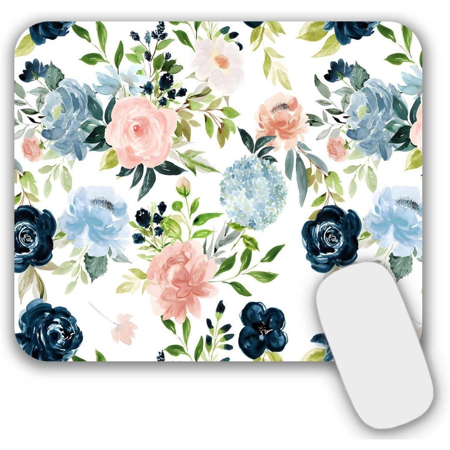 Mauspad mit Blumenmuster, das rosa, blaue und marineblau Blüten mit grünen Blättern auf weißem Hintergrund zeigt.