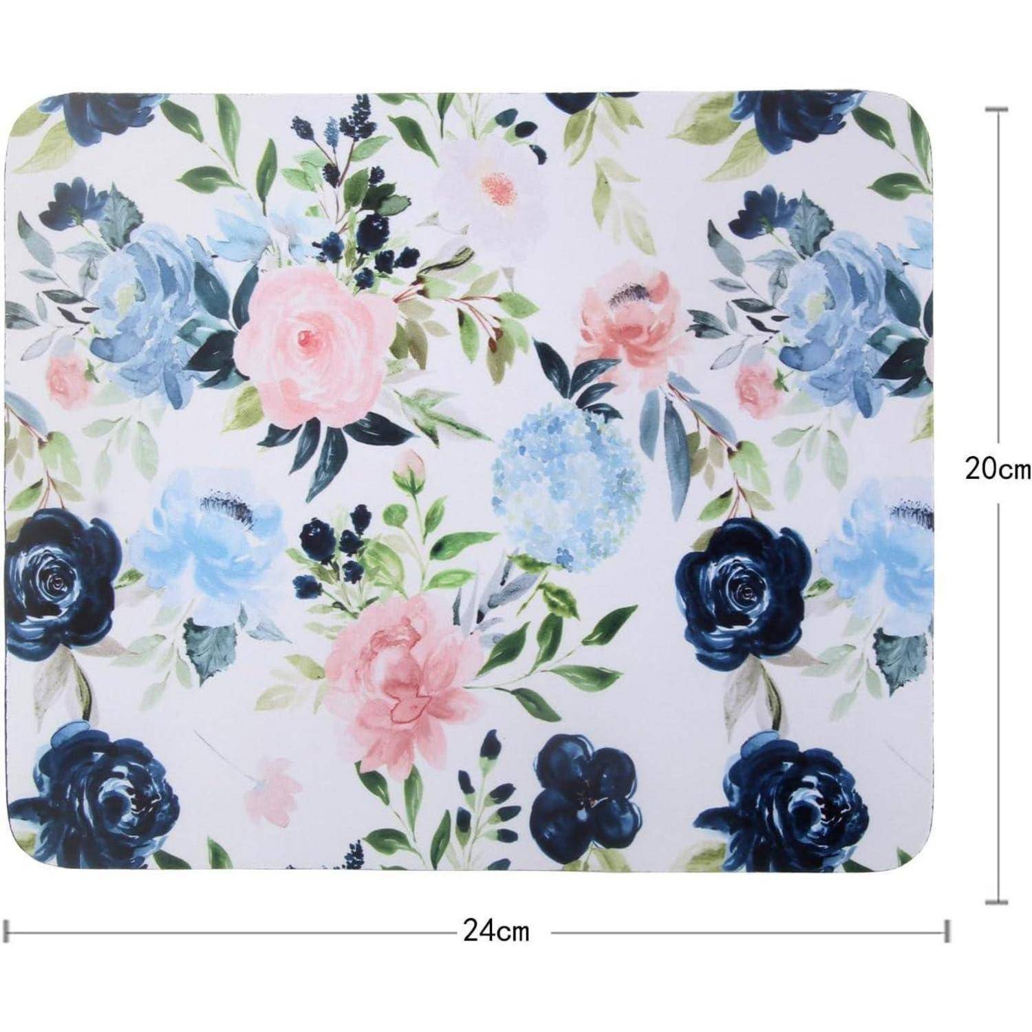 Ein rechteckiges Blumen-Mousepad mit beschrifteten Abmessungen: 24 cm breit und 20 cm hoch. Mit blauen, rosa und weißen Blumen gestaltet.