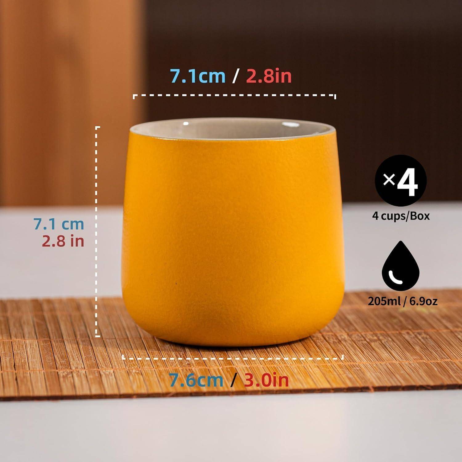 Eine gelbe Tasse auf einer Bamboo-Unterlage mit Abmessungen: 7,1 cm x 7,6 cm. Fassungsvermögen 205 ml, mit aufgedrucktem Text '4 Tassen/Box' und '205ml/6,9 oz'.