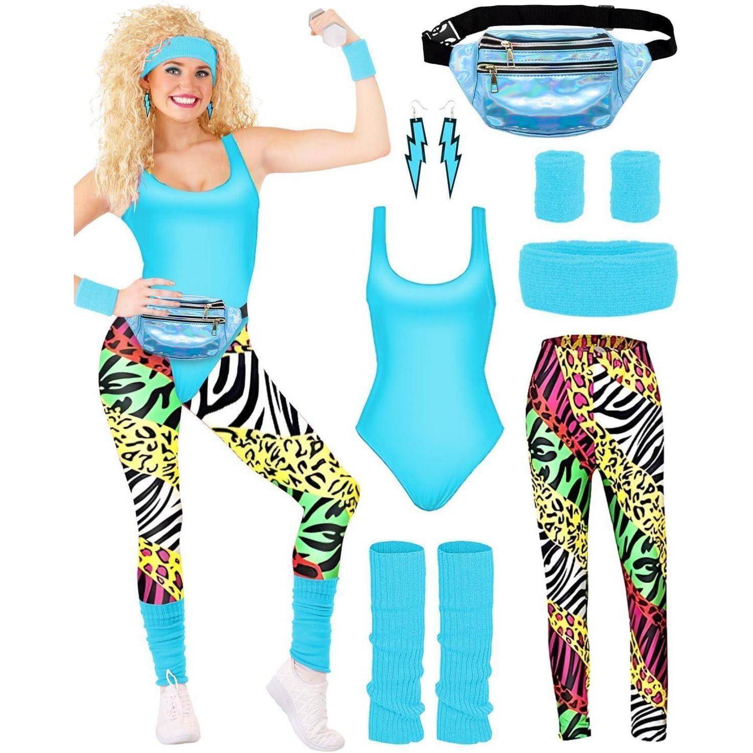 80er Jahre Workout-Outfit mit Leoparden-Leggings, blauem Turnanzug, Beinstulpen, Stirnband, Gürteltasche und Handgelenkbändern. Retro-Stil.