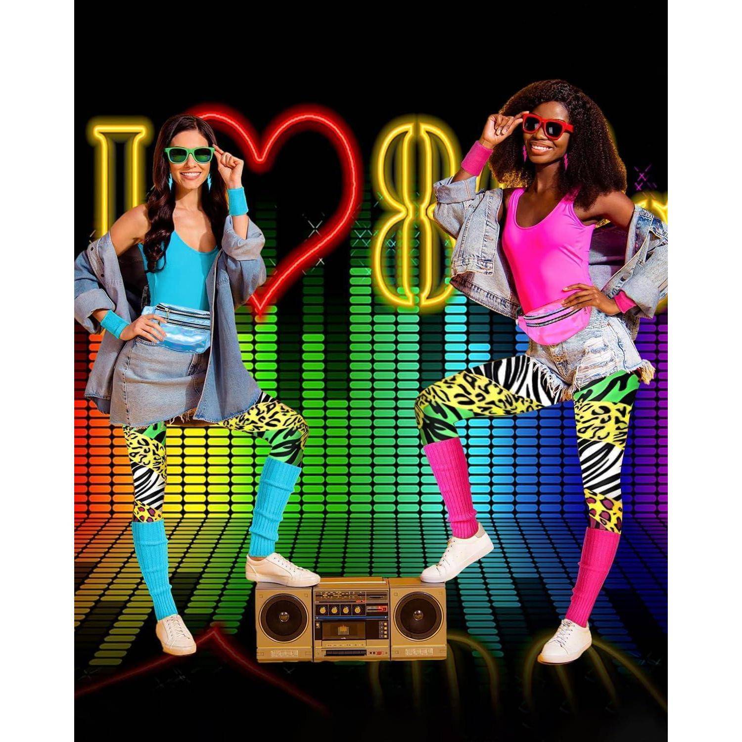 Zwei Personen in bunter Kleidung im Stil der 1980er posieren mit Neon-Sonnenbrillen und Stirnbändern. Ein Schriftzug ‚I Love 80s' in Neonlicht und ein Ghettoblaster sind zu sehen.
