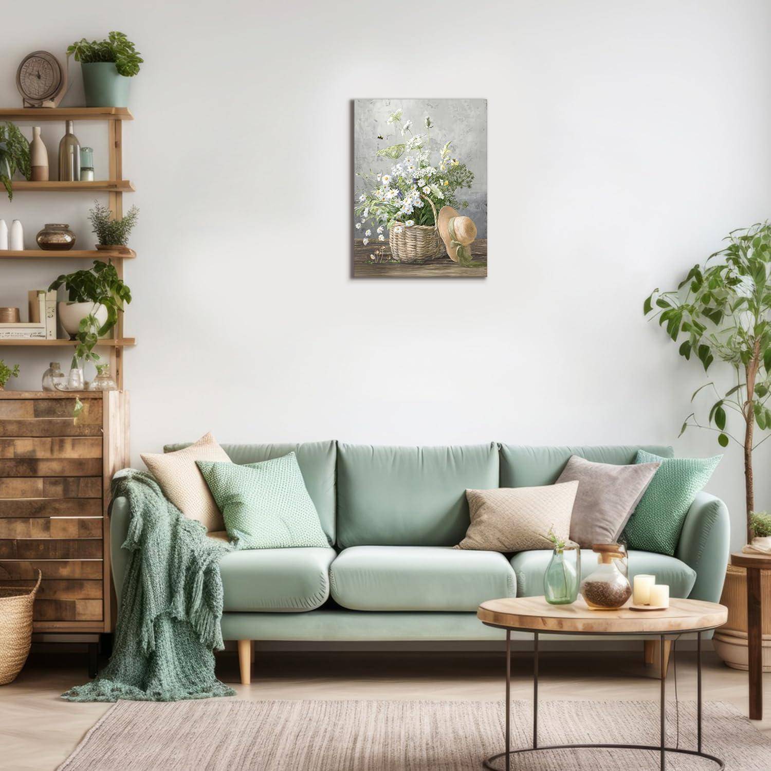 Ein gemütliches Wohnzimmer zeigt ein hellgrünes Sofa mit Kissen, einen Holzseitentisch mit Kerzen, Topfpflanzen und ein Blumengemälde.