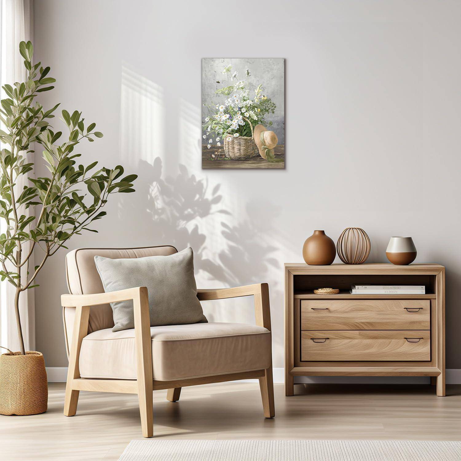 Ein gemütliches Wohnzimmer mit einem beigen Sessel, einem Holzschrank, einer Zimmerpflanze und einem Gemälde mit weißen Blumen an der Wand. Sanftes natürliches Licht.