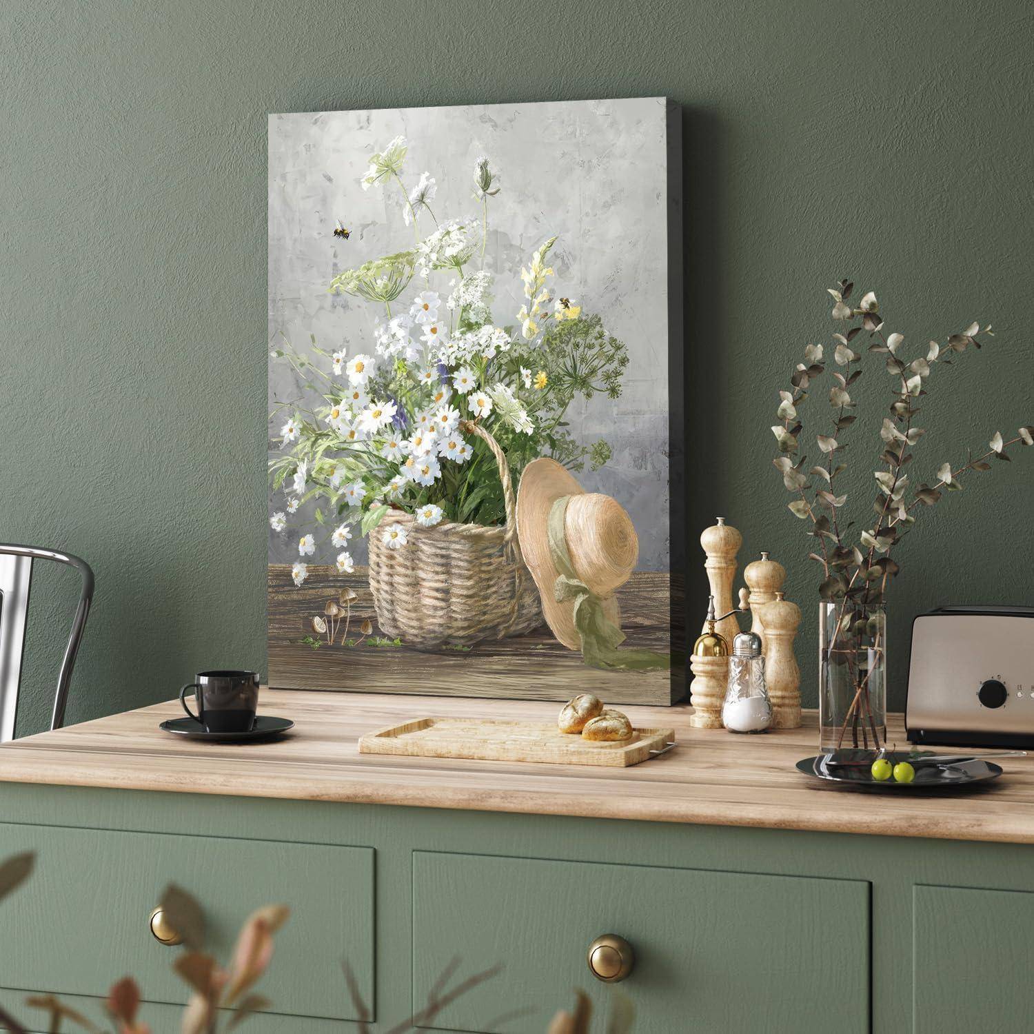 Ein Gemälde eines Flechtkorbs mit weißen Blumen und Grünpflanzen, der auf einem Holztisch steht. Ein Strohhut und dekorative Gegenstände umgeben ihn.