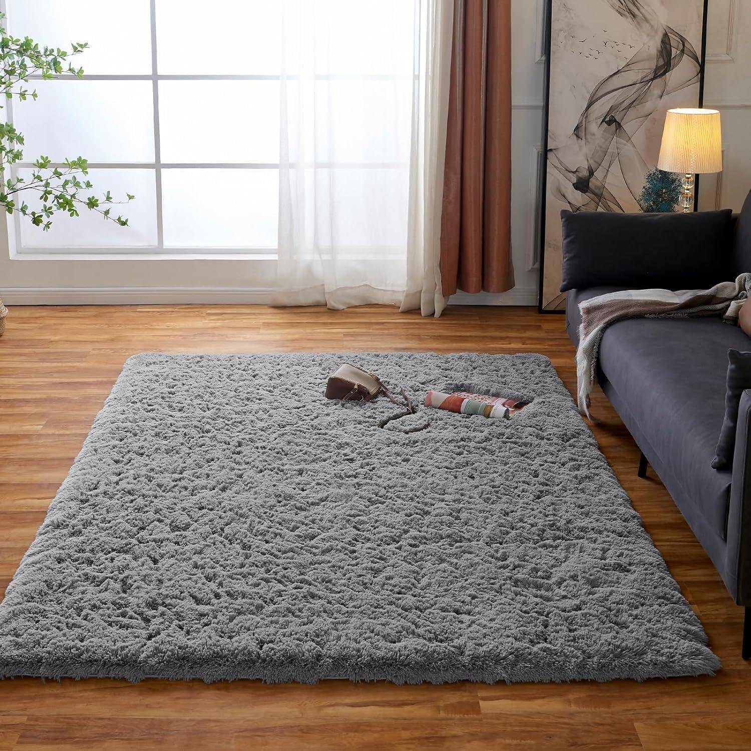 Ein gemütliches Wohnzimmer mit einem weichen grauen Teppich auf Holzboden, flankiert von einem dunklen Sofa auf der rechten Seite, einer Stehlampe und Vorhängen am Fenster.