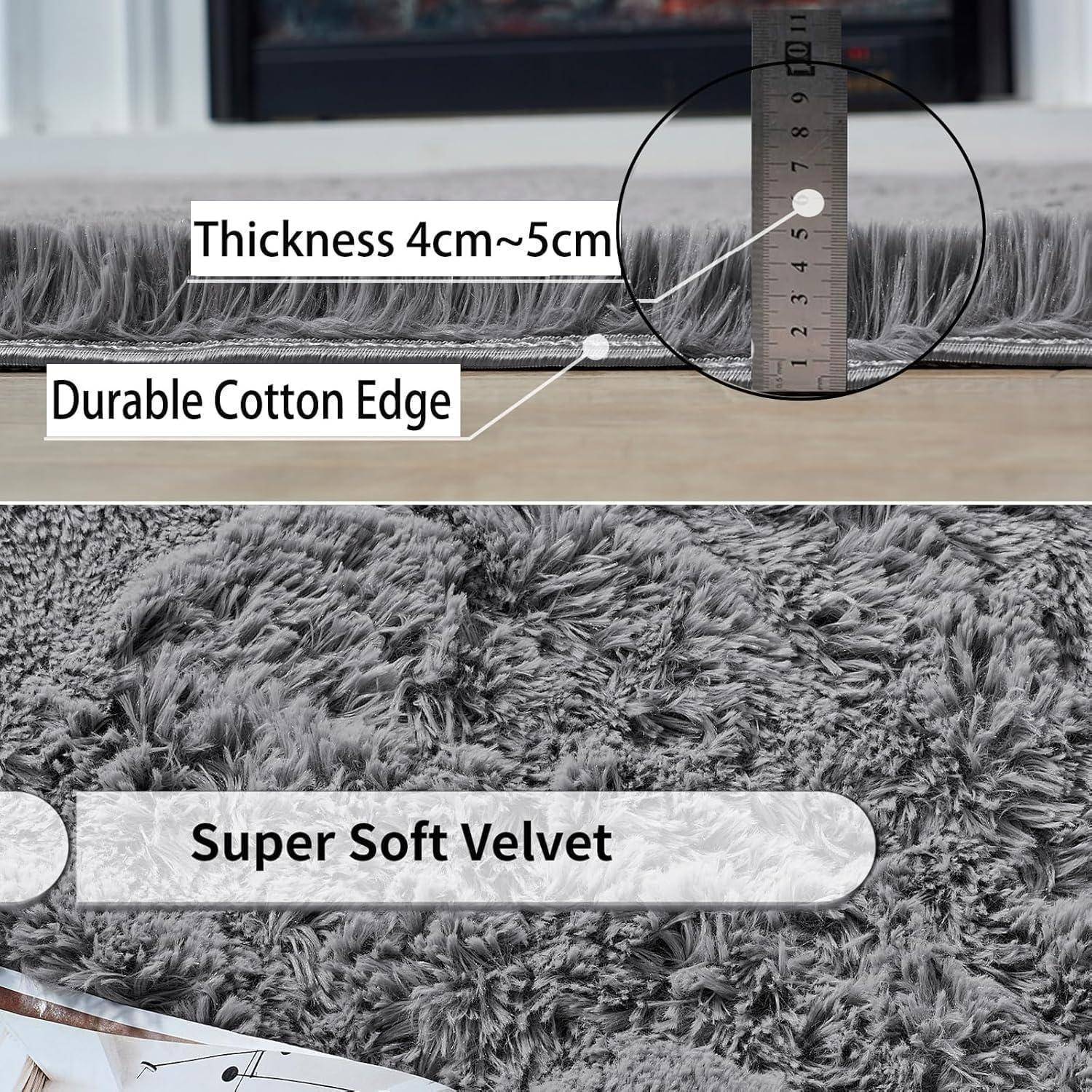 Ein grauer Teppich mit der Aufschrift 'Super Soft Velvet' und einer Nahaufnahme, die eine 4-5 cm Dicke mit einem Lineal demonstriert. Strapazierfähiger Baumwollrand sichtbar.