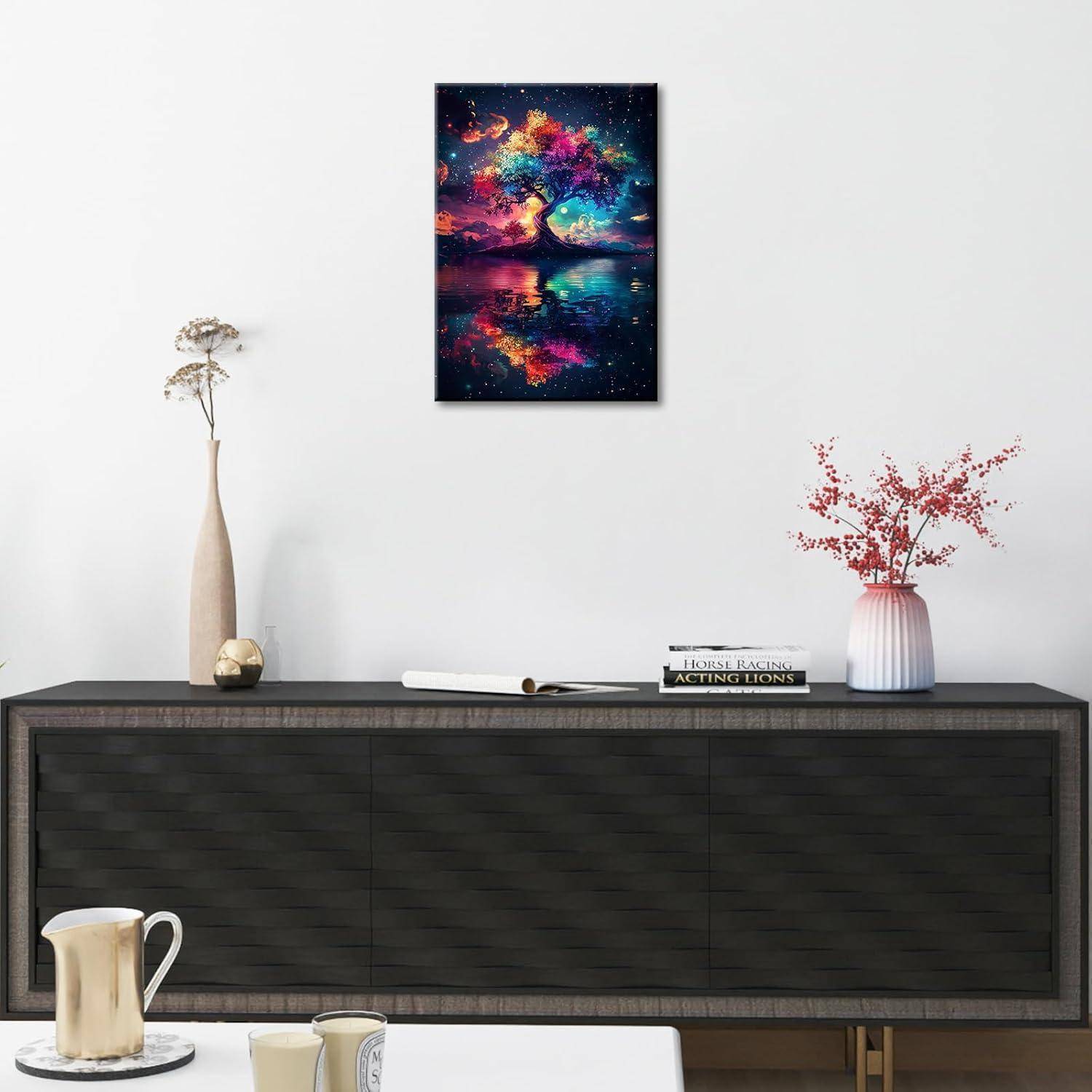 Ein Wohnzimmer mit einem minimalistischen schwarzen Konsolentisch, geschmückt mit einer Vase und Büchern, mit einem lebhaften Baumkunstwerk an der Wand.