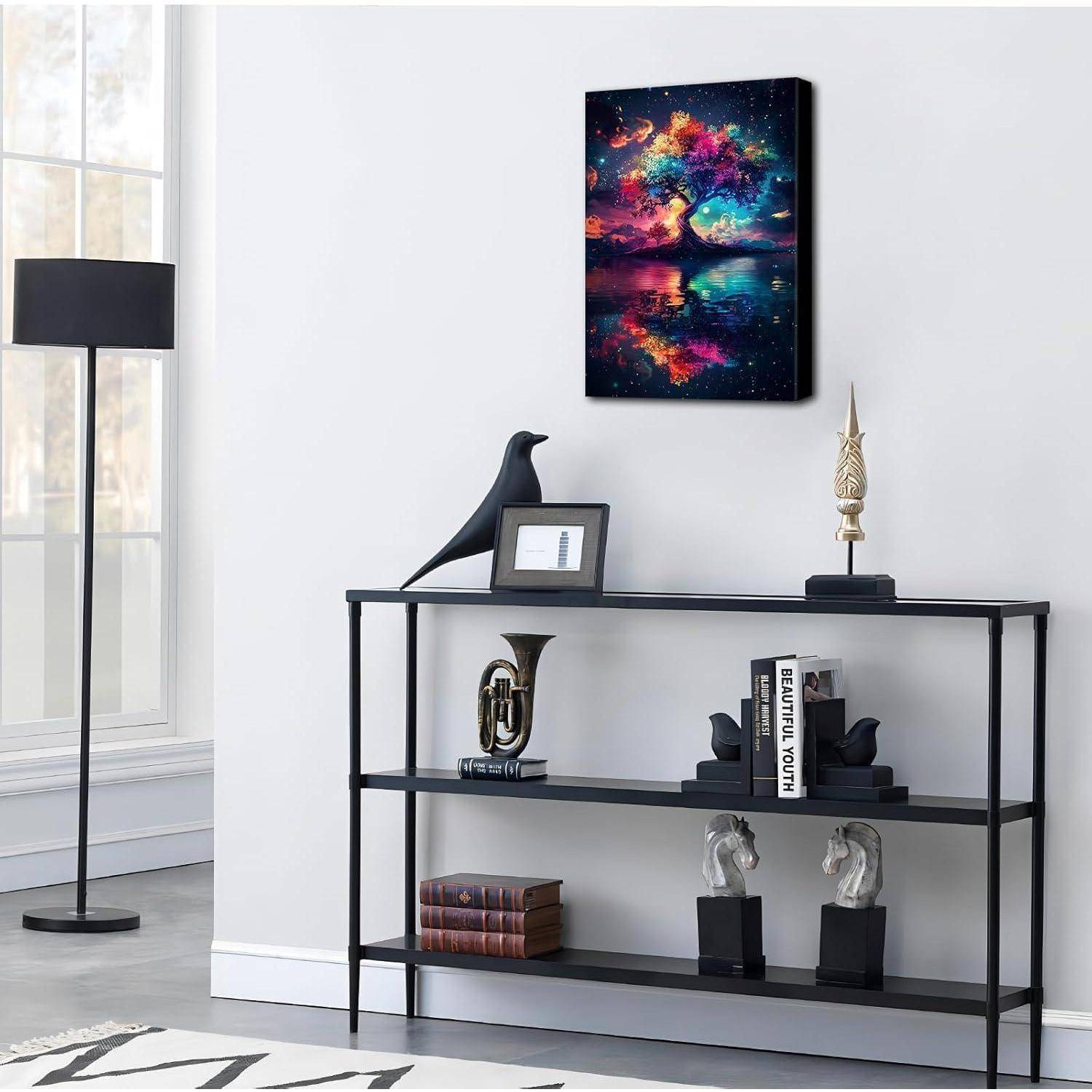 Ein farbenfroh gemaltes Bild eines Baumes mit einem spiegelnden See darunter, aufgehängt über einem schwarzen Regal mit Büchern und Dekogegenständen in einem modernen Raum.